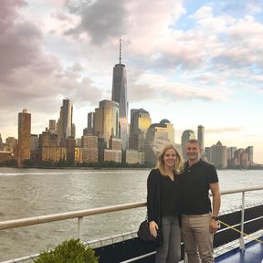 CANUSA Mitarbeiterin Laura Hardt genießt gemeinsam mit ihrem Freund die Skyline New Yorks