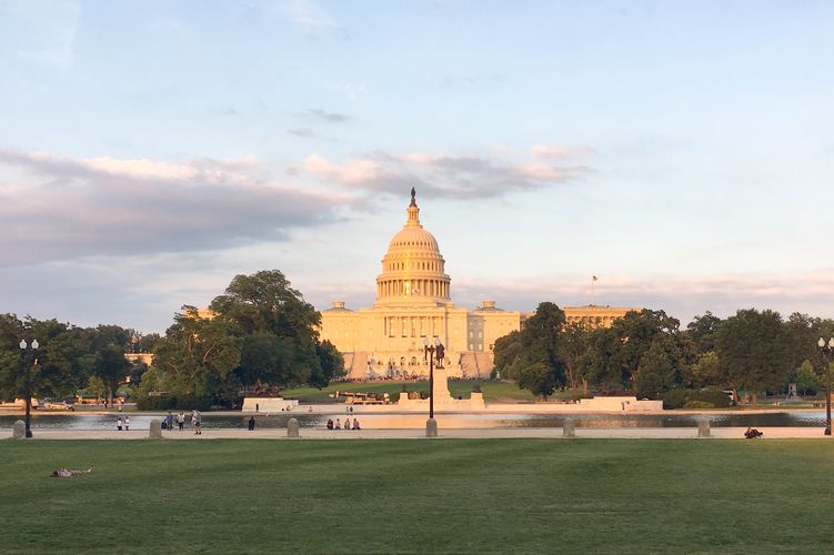 Das Kapitol bei Sonnenuntergang in Washington, D.C.