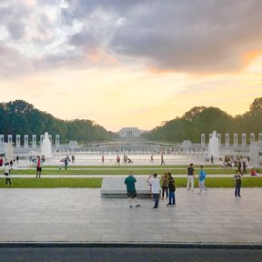 Das National World War II Memorial in Washington, D.C., bei Sonnenuntergang