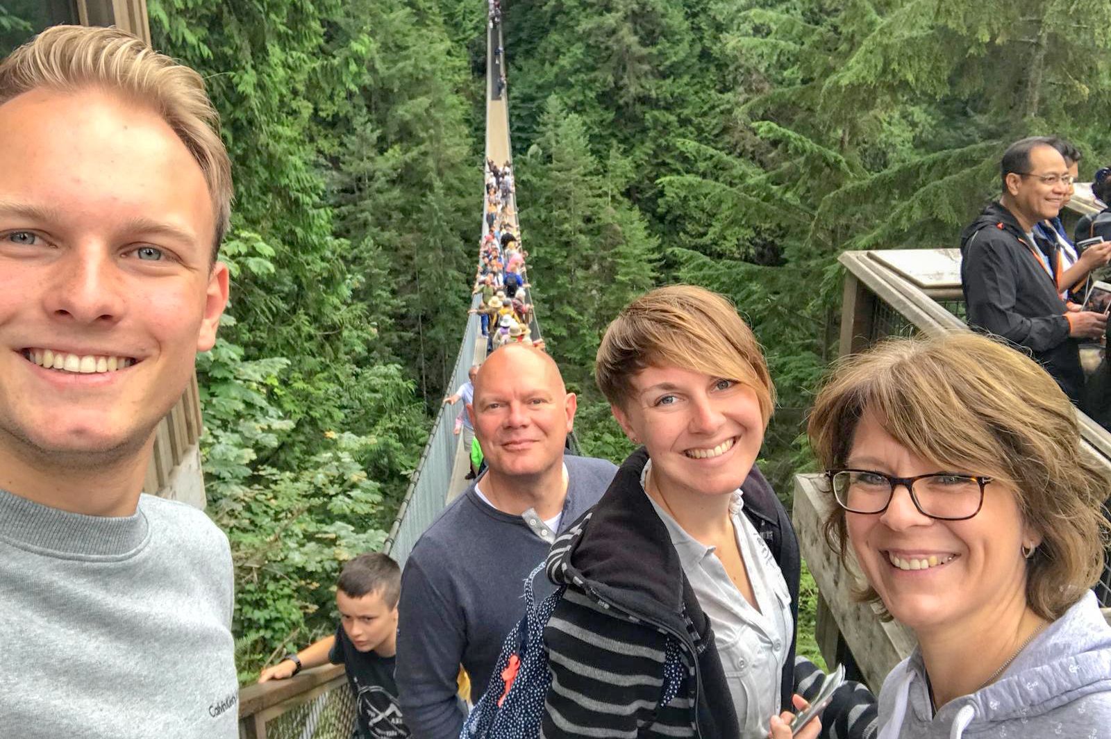 Mitarbeiterin Lena Weigert und Familie auf der Capilano Suspension Bridge in Vancouver