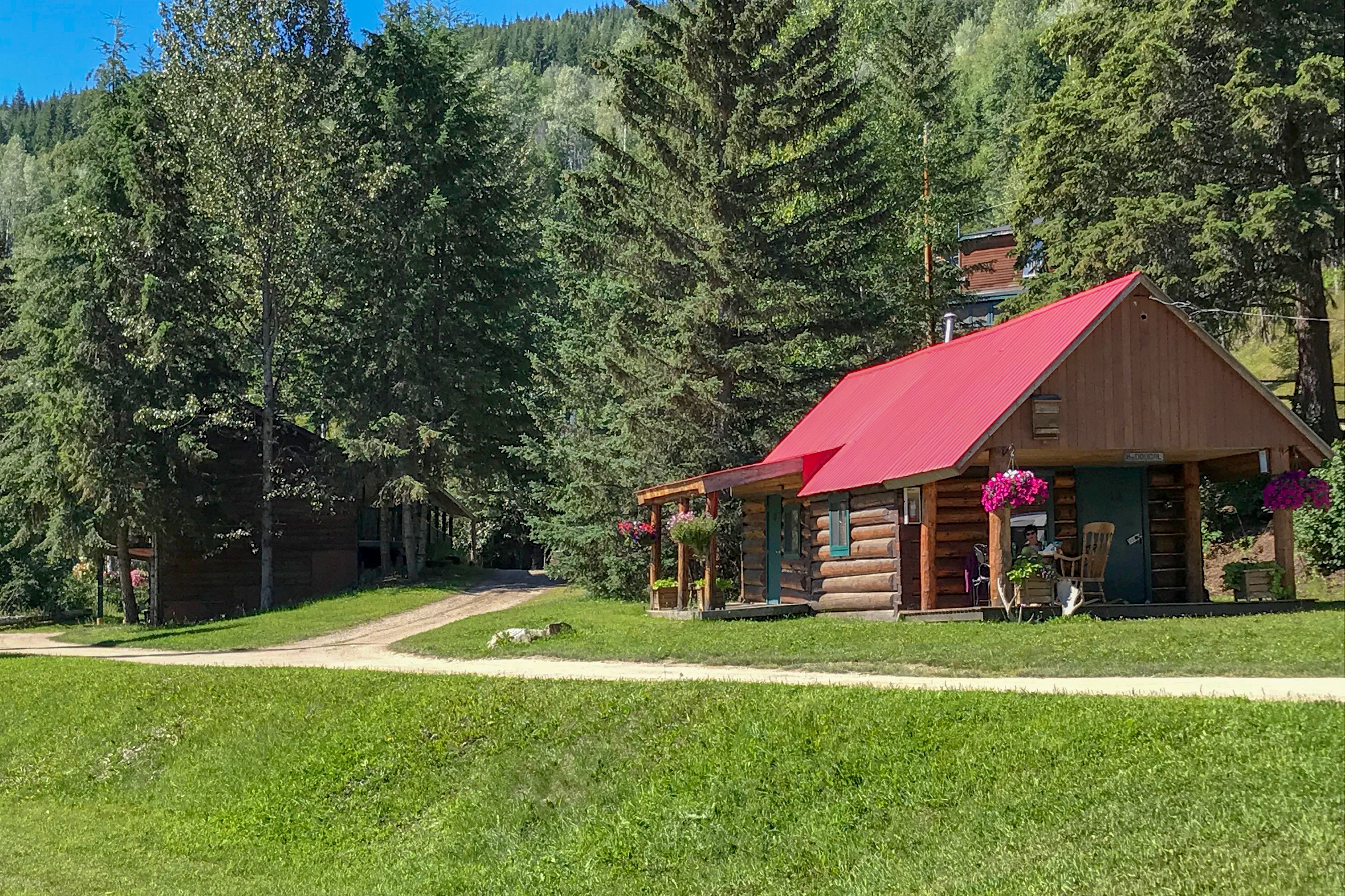 Eine HÃ¼tte der Clearwater-Helmcken Falls Lodge in British Columbia