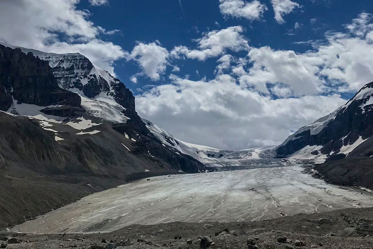 Der Athabasca Gletscher vom Icefields Parkway betrachtet