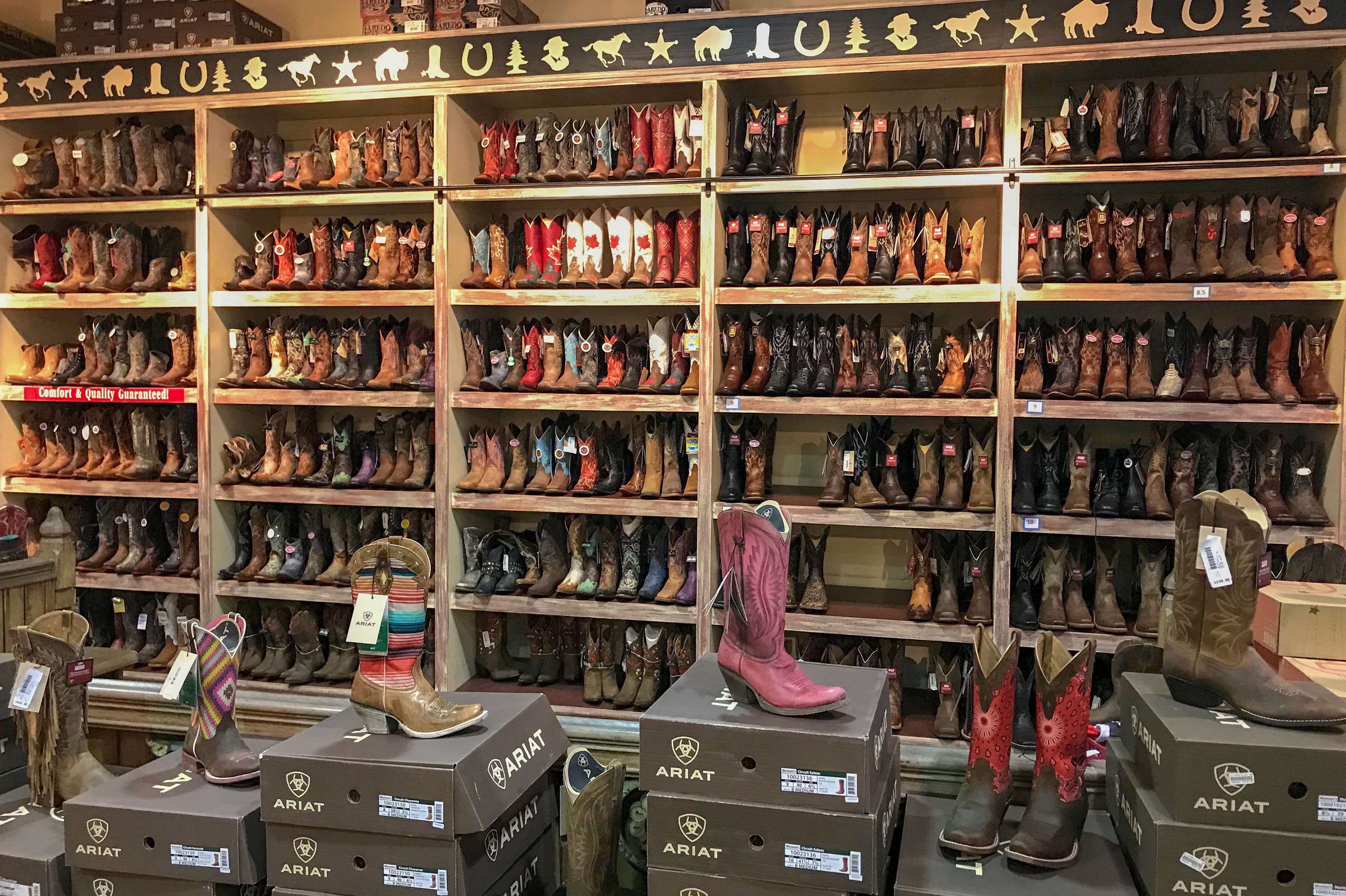 Das Schuhregal eines Lammle's Western Wear in Calgary, Alberta