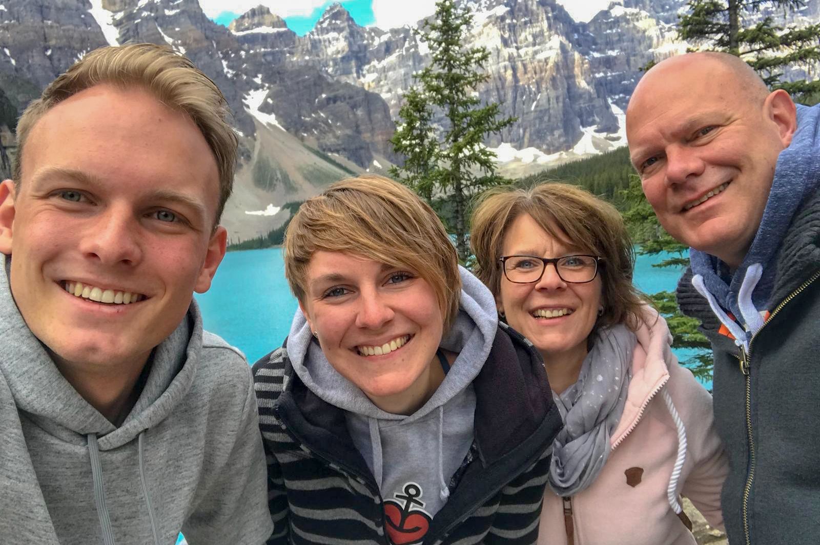 Mitarbeiterin Lena Weigert mit Familie am Moraine Lake im Banff Nationalpark