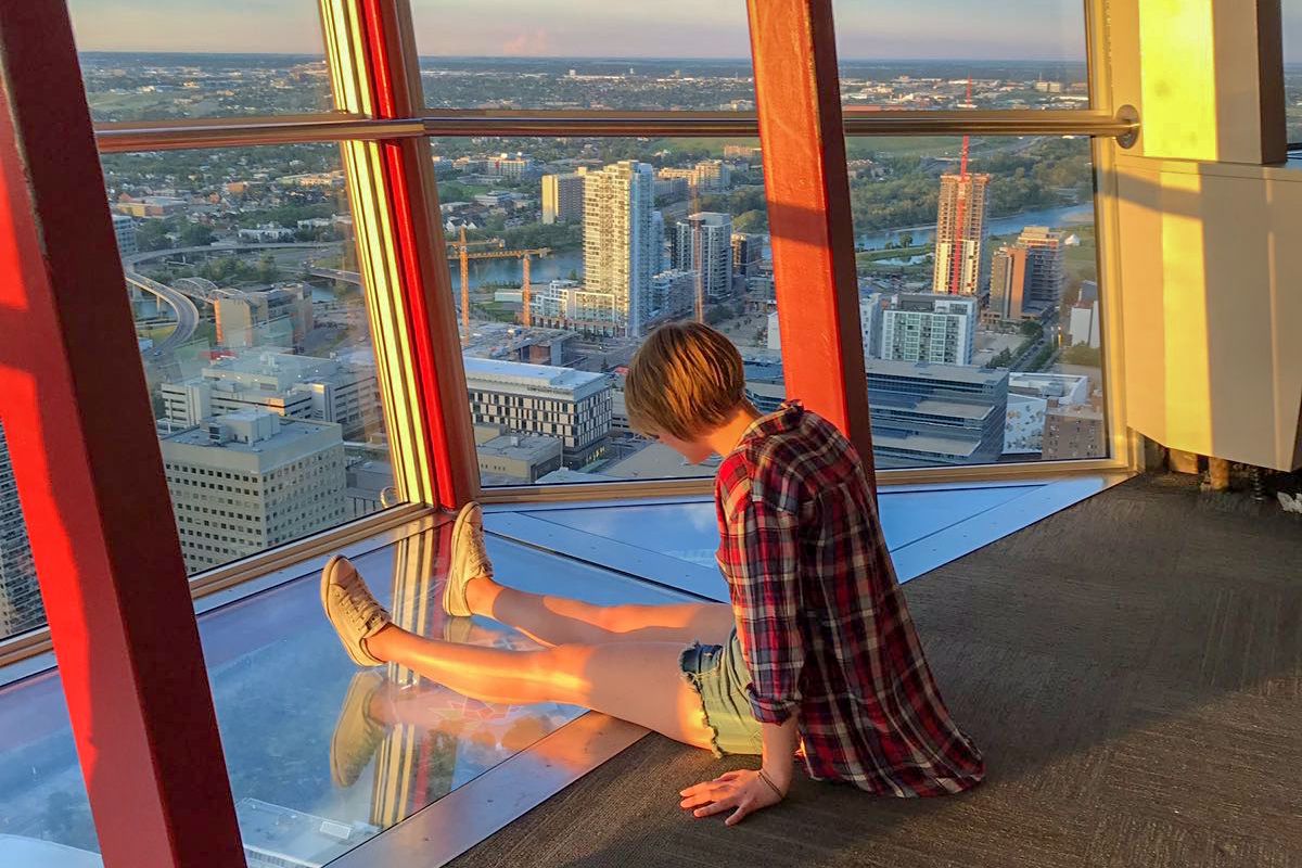 Den Blick vom glÃ¤sernen Balkon des Calgary Towers auf eigene Art genieÃŸen