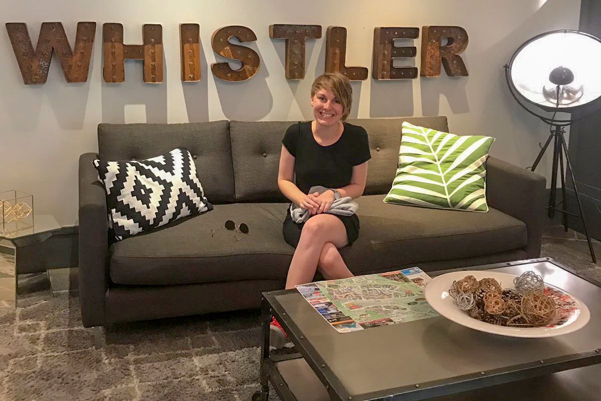 Mitarbeiterin Lena Weigert in der Lobby des Summit Lodge Boutique Hotels in Whistler