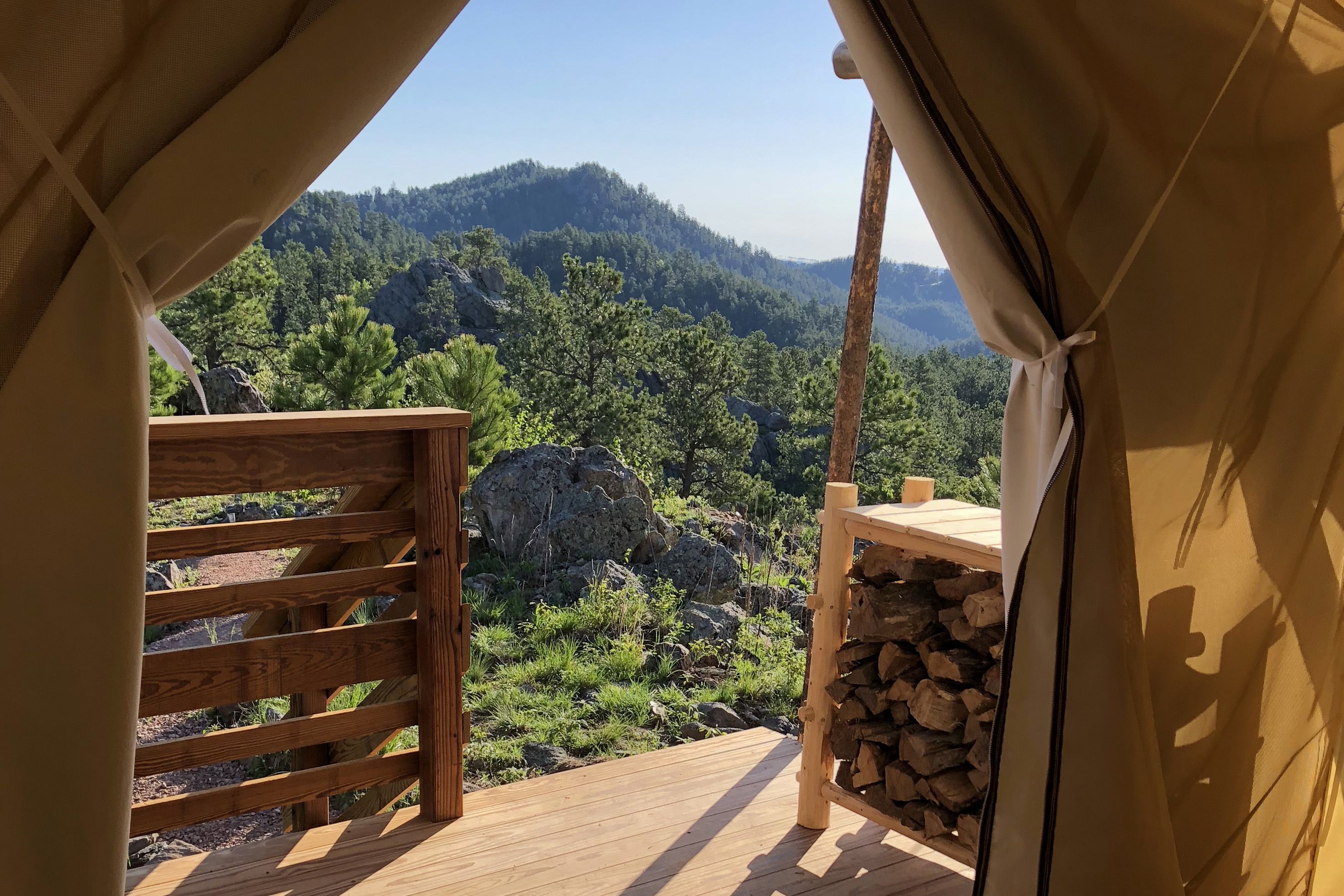 Die Aussicht eines Glamping-Zeltes von Under Canvas Mount Rushmore