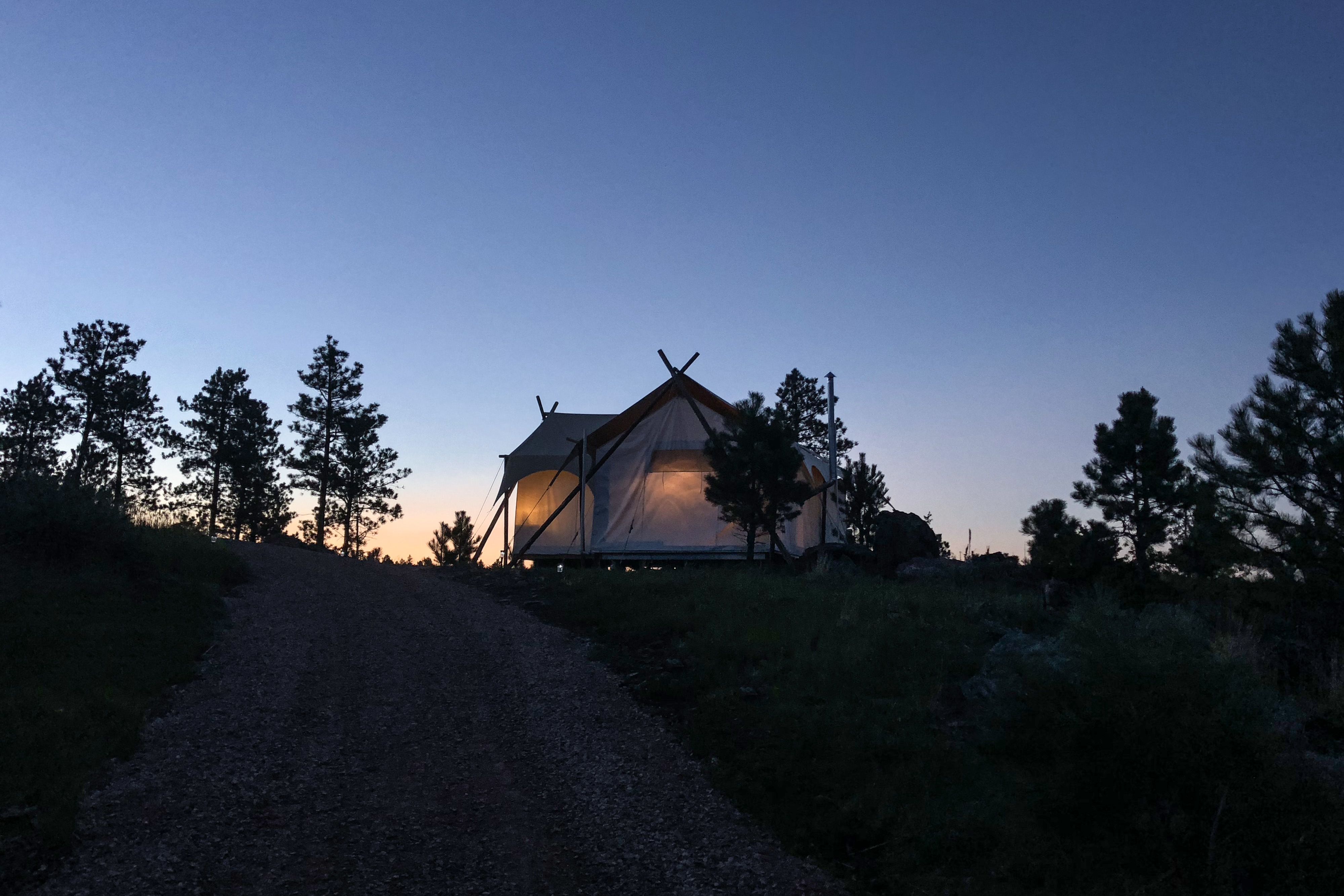 Ein Glamping-Zelt von Under Canvas Mount Rushmore bei Sonnenuntergang