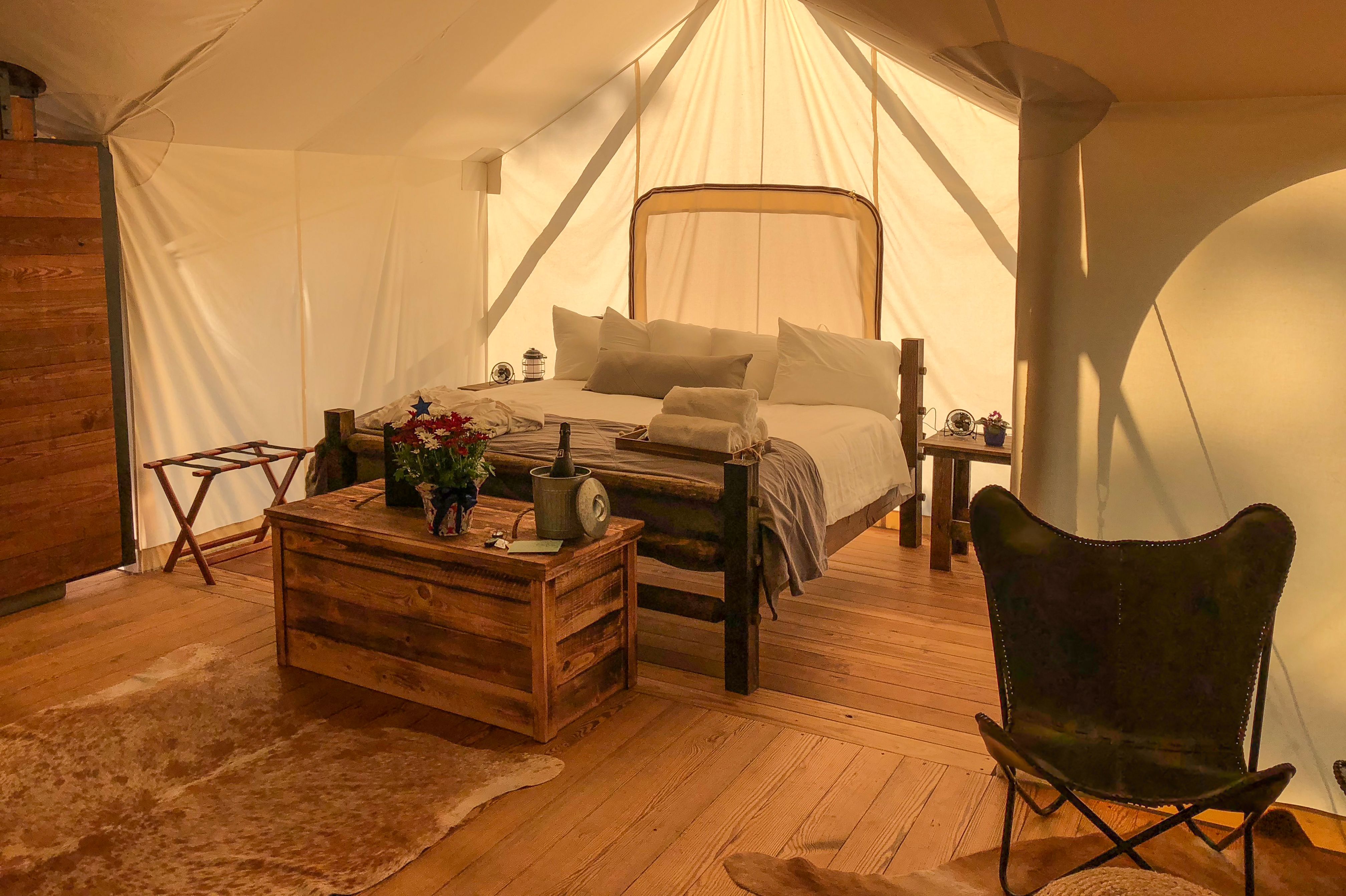 Die Innenansicht eines Glamping-Zelts von Under Canvas Mount Rushmore