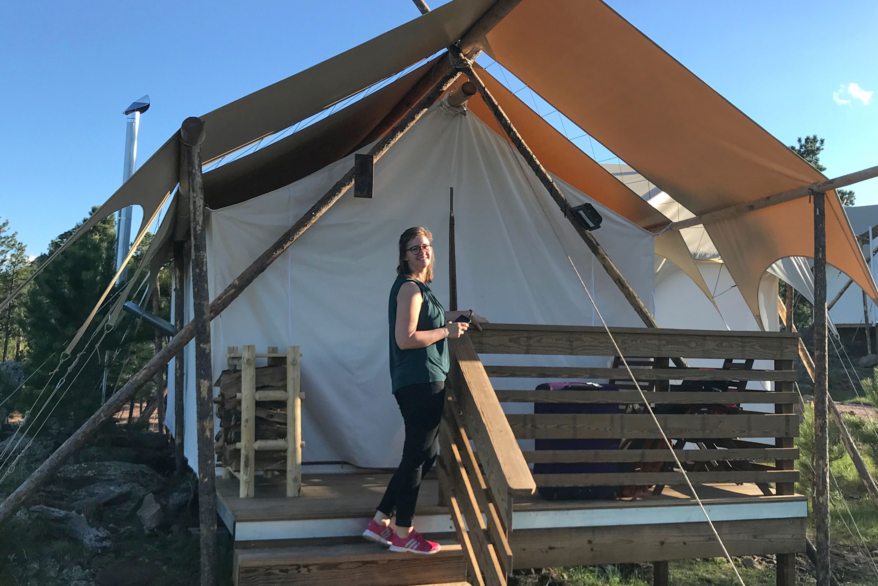 Madlen Madaus vor einem Glamping-Zelt von Under Canvas nahe Mount Rushmore