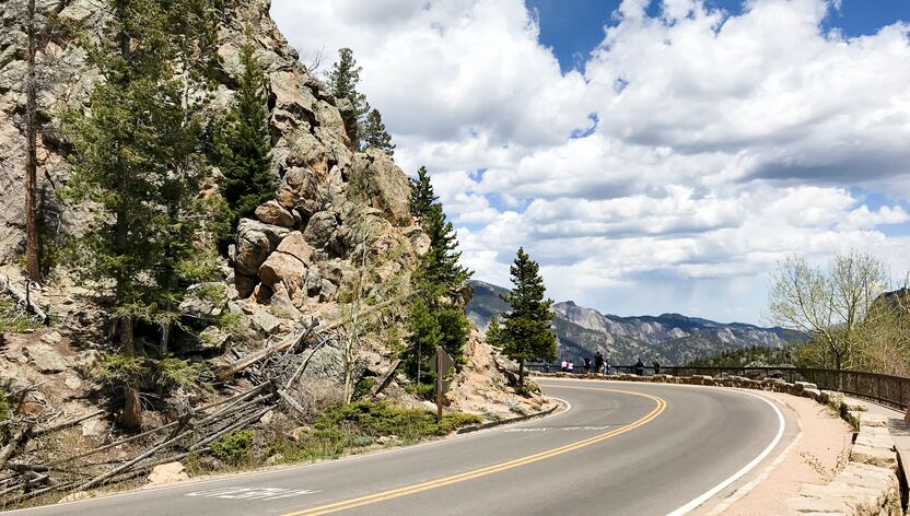 Eine Straße im Estes Park in Colorado Eine Straße im Estes Park in Colorado