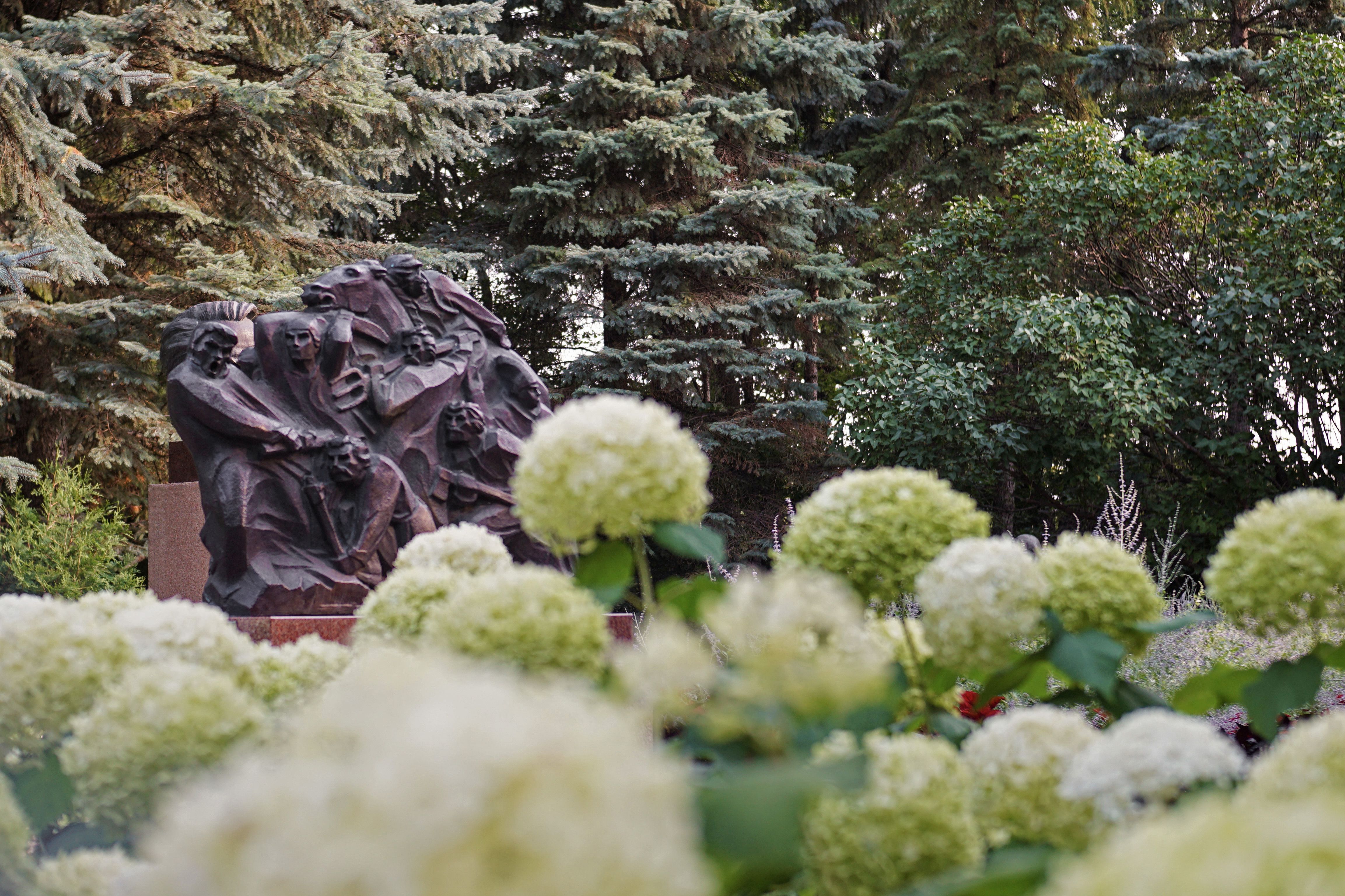 Eine Statue des Assiniboine Parks in Winnipeg