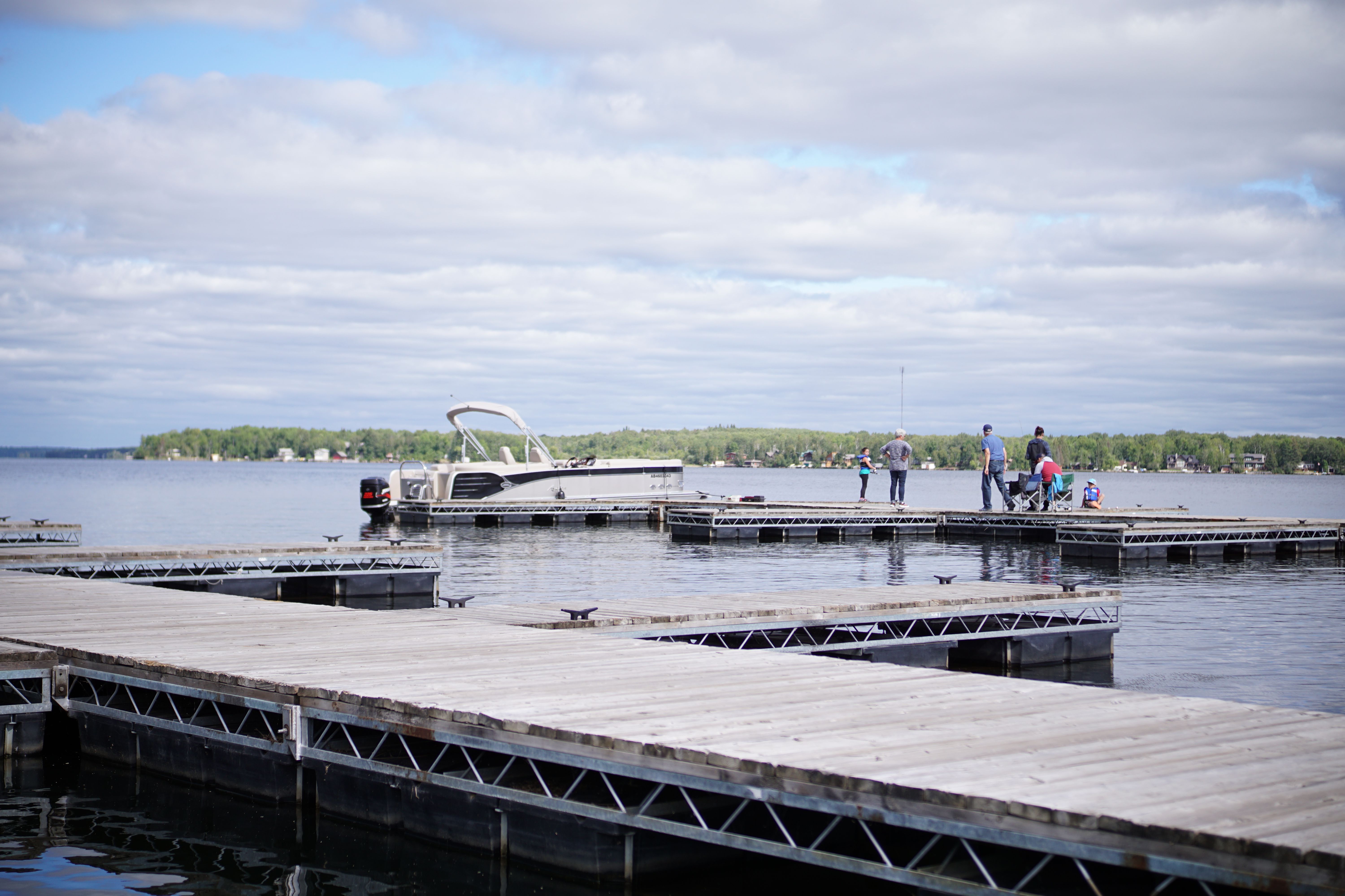 Die Bootsanleger der Falcon Lake Marina in Falcon Lake, Manitoba