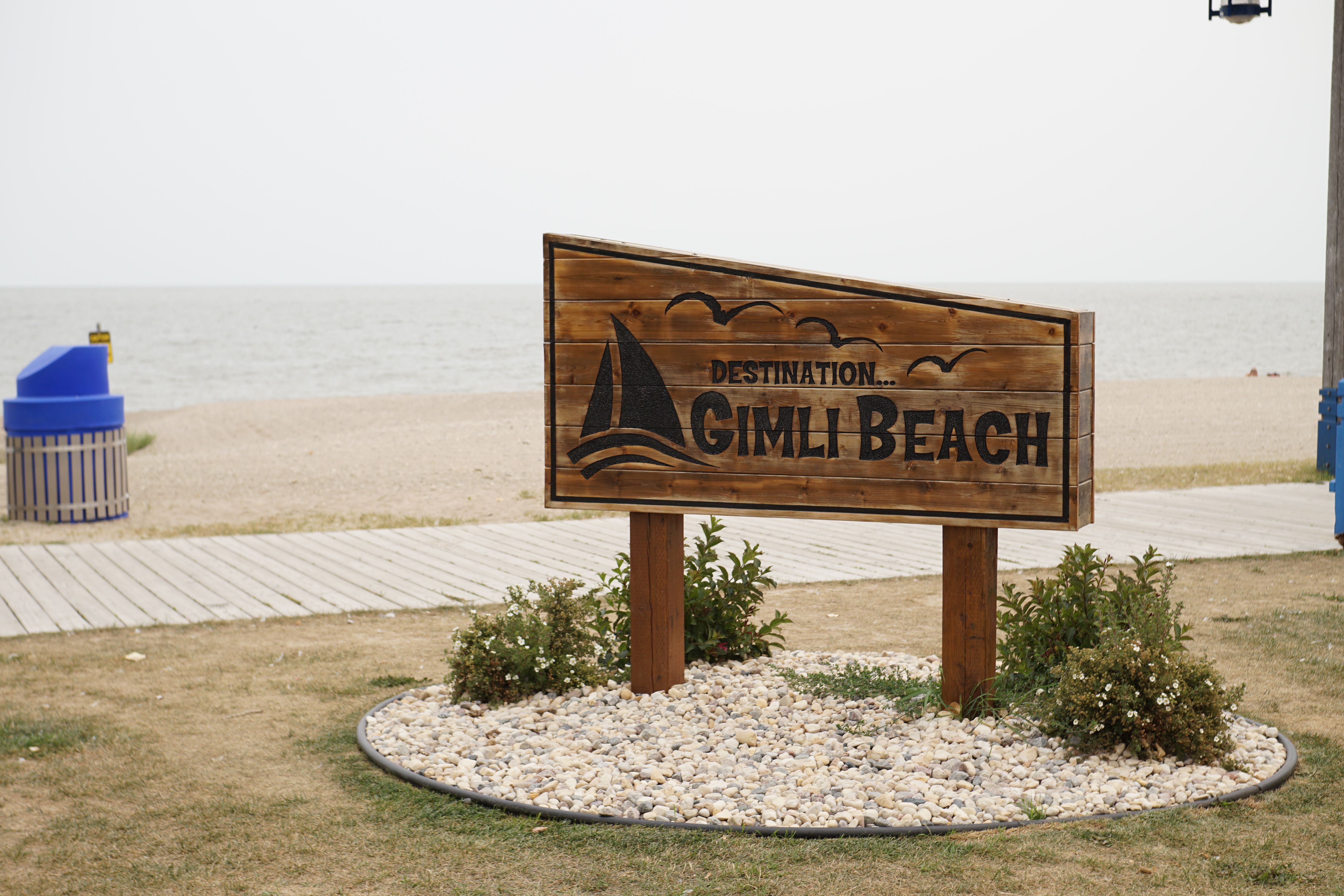 Ein Schild am Strand von Gimli am Lake Winnipeg in Manitoba