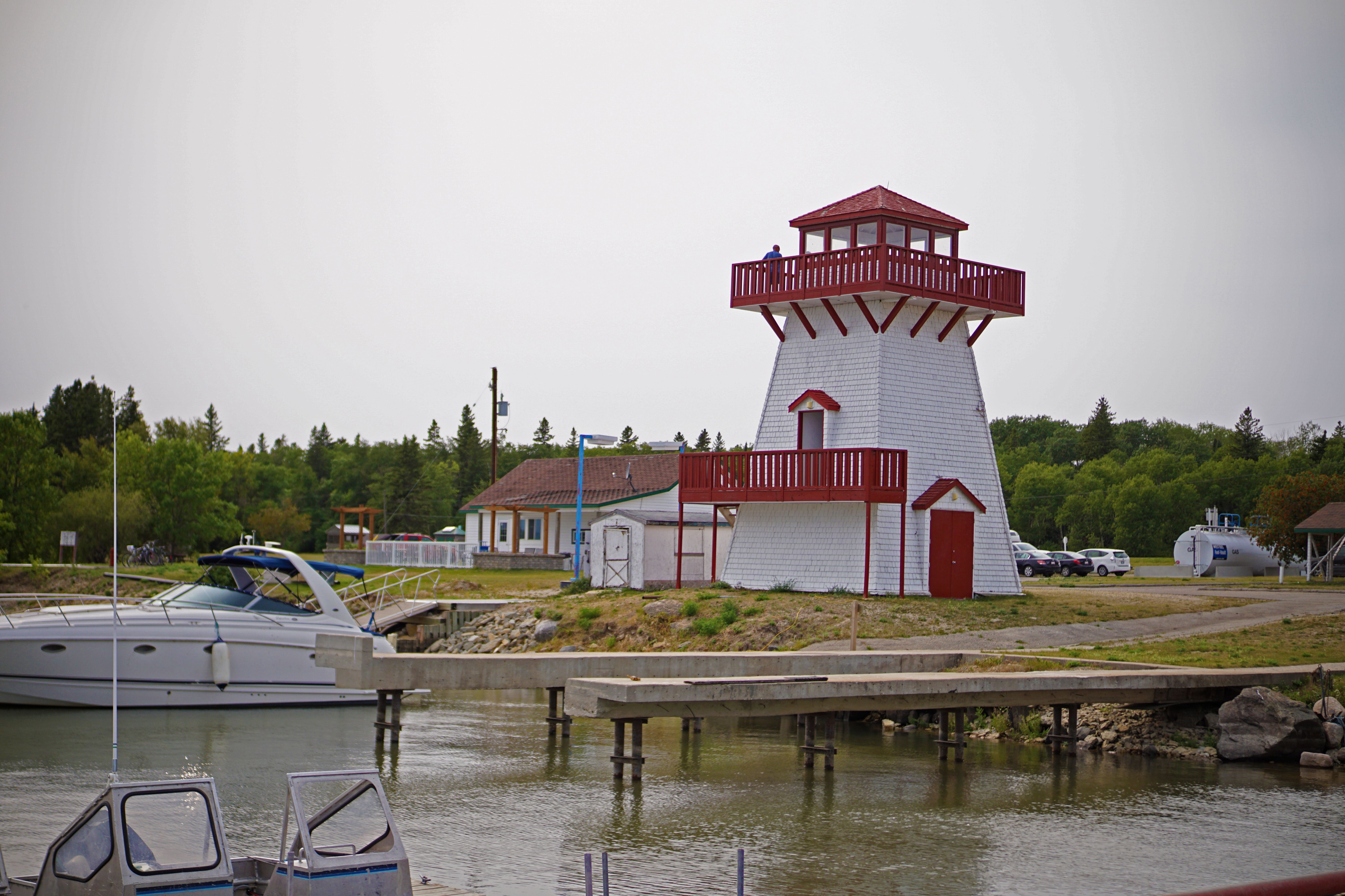 Der Leuchtturm im Hafen von Gull Harbour auf Hecla Island, Manitoba