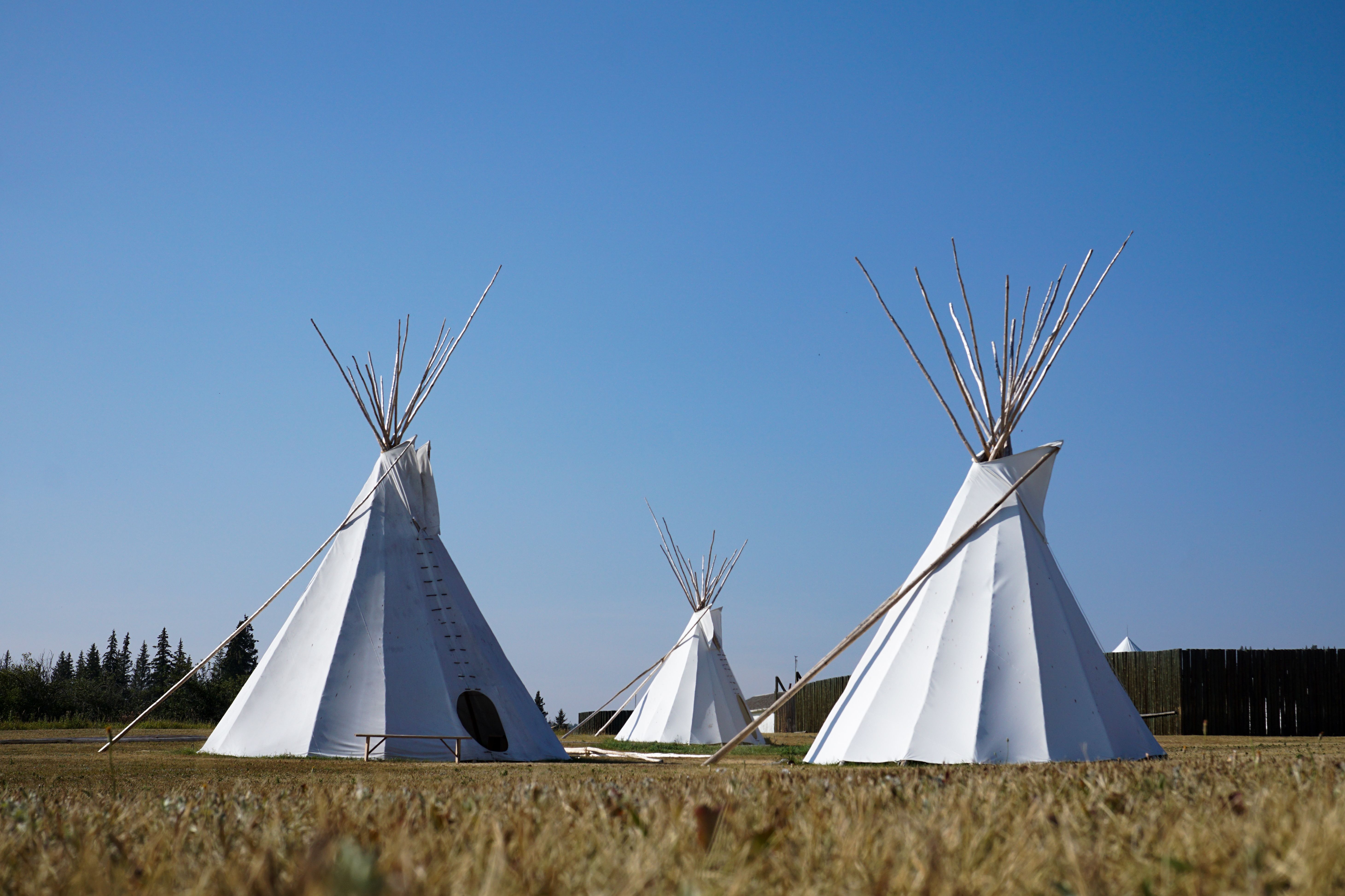 Tipis in der historischen StÃ¤tte Fort Walsh in Saskatchewan