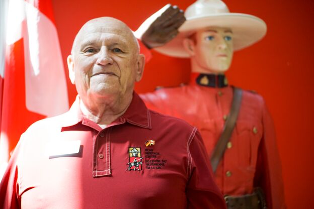 Ein Guide im RCMP Heritage Center in Regina, Saskatchewan Ein Guide im RCMP Heritage Center in Regina, Saskatchewan