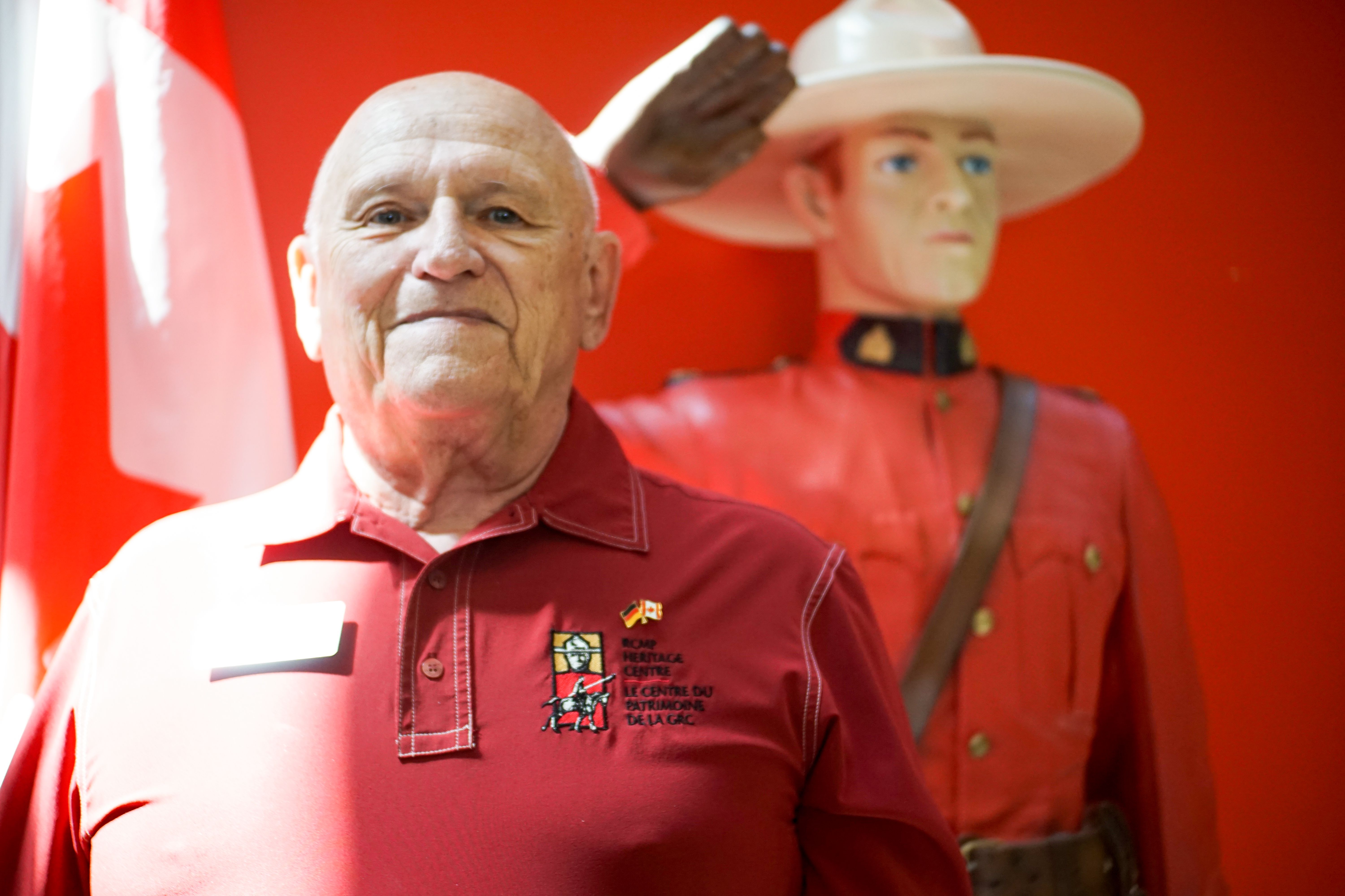 Ein Guide im RCMP Heritage Center in Regina, Saskatchewan