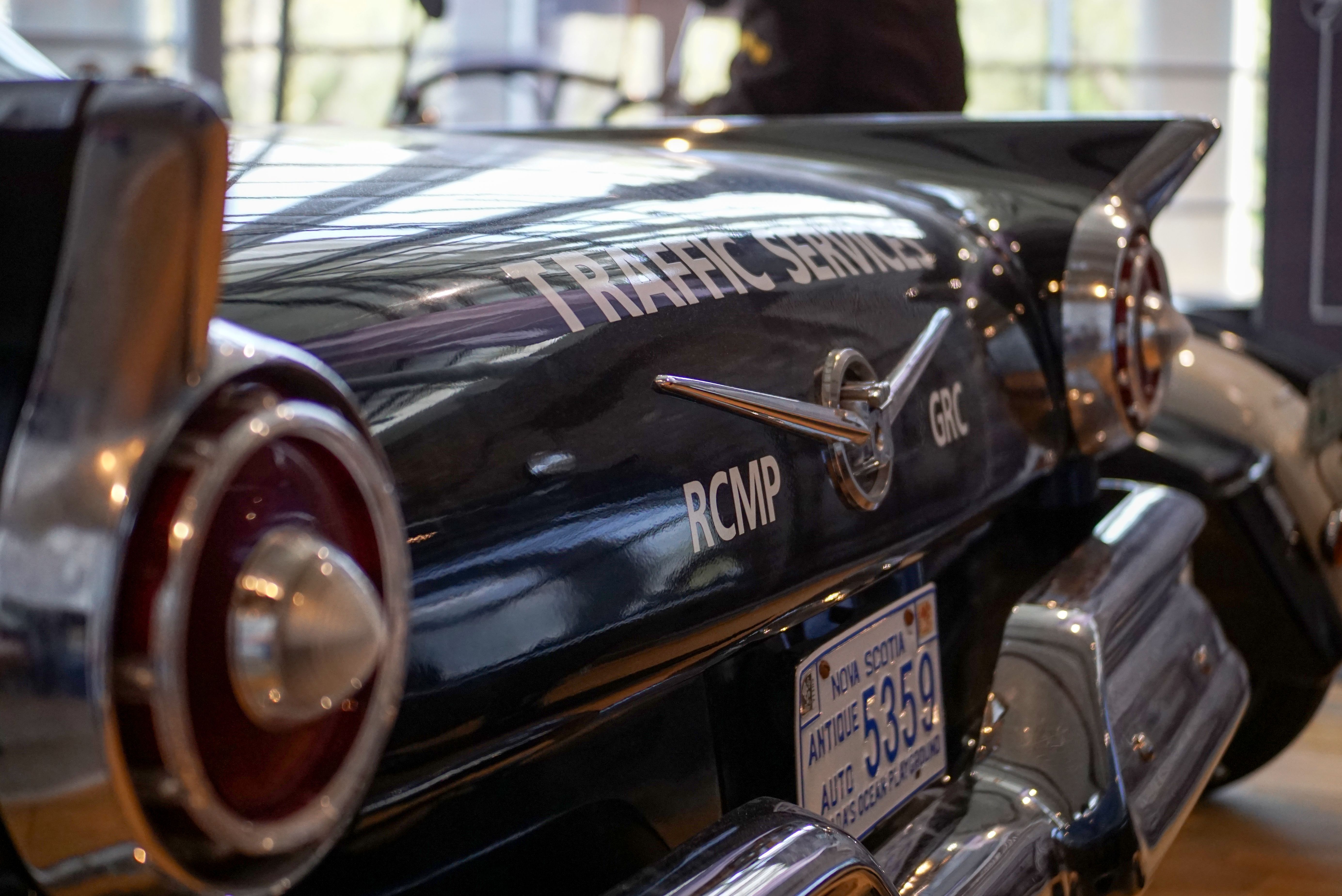 Das Heck eines Oldtimers im RCMP Heritage Centers in Regina, Saskatchewan