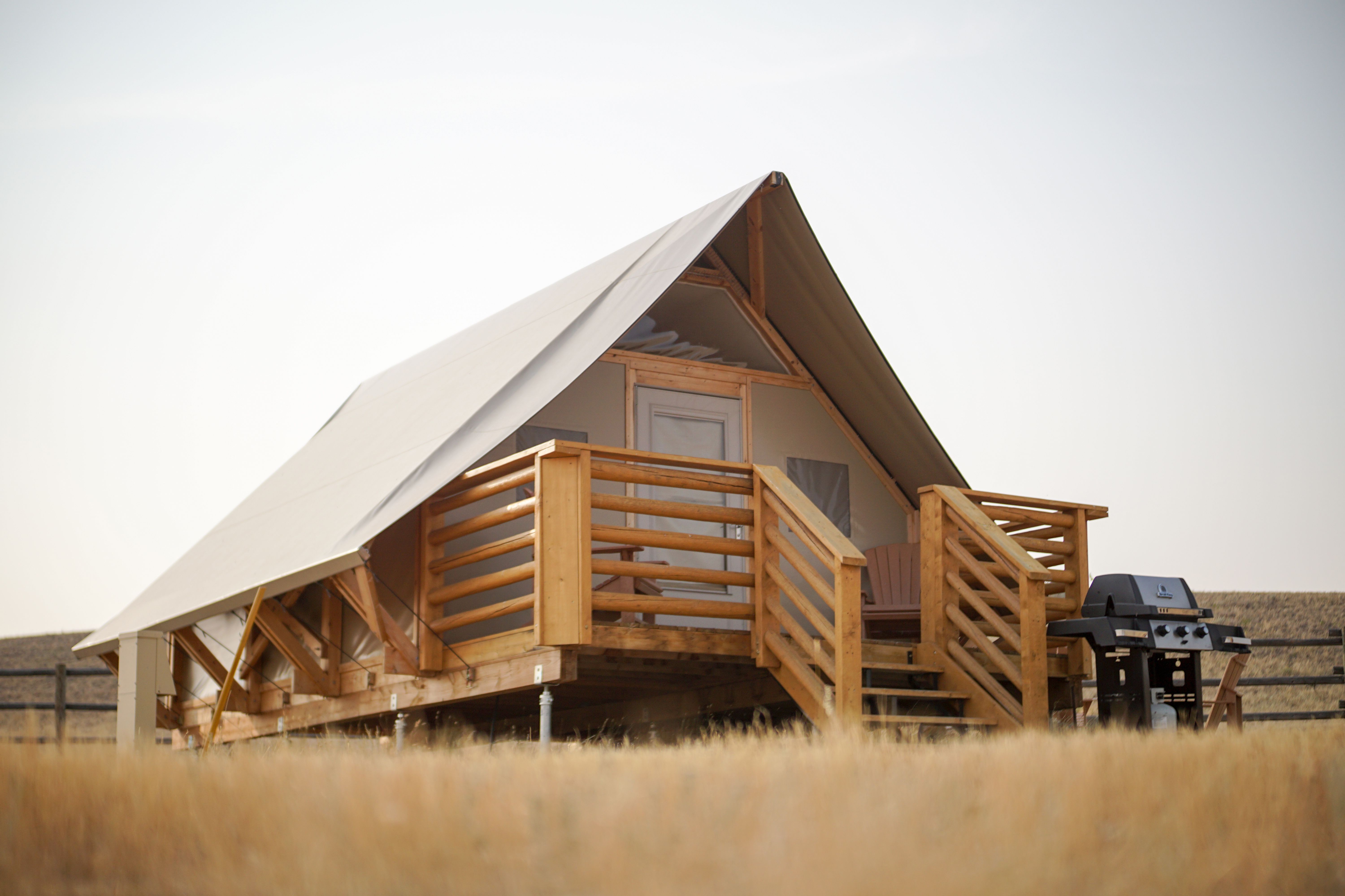 Ein festes Zelt auf dem Frenchman Valley Campground in Saskatchewan