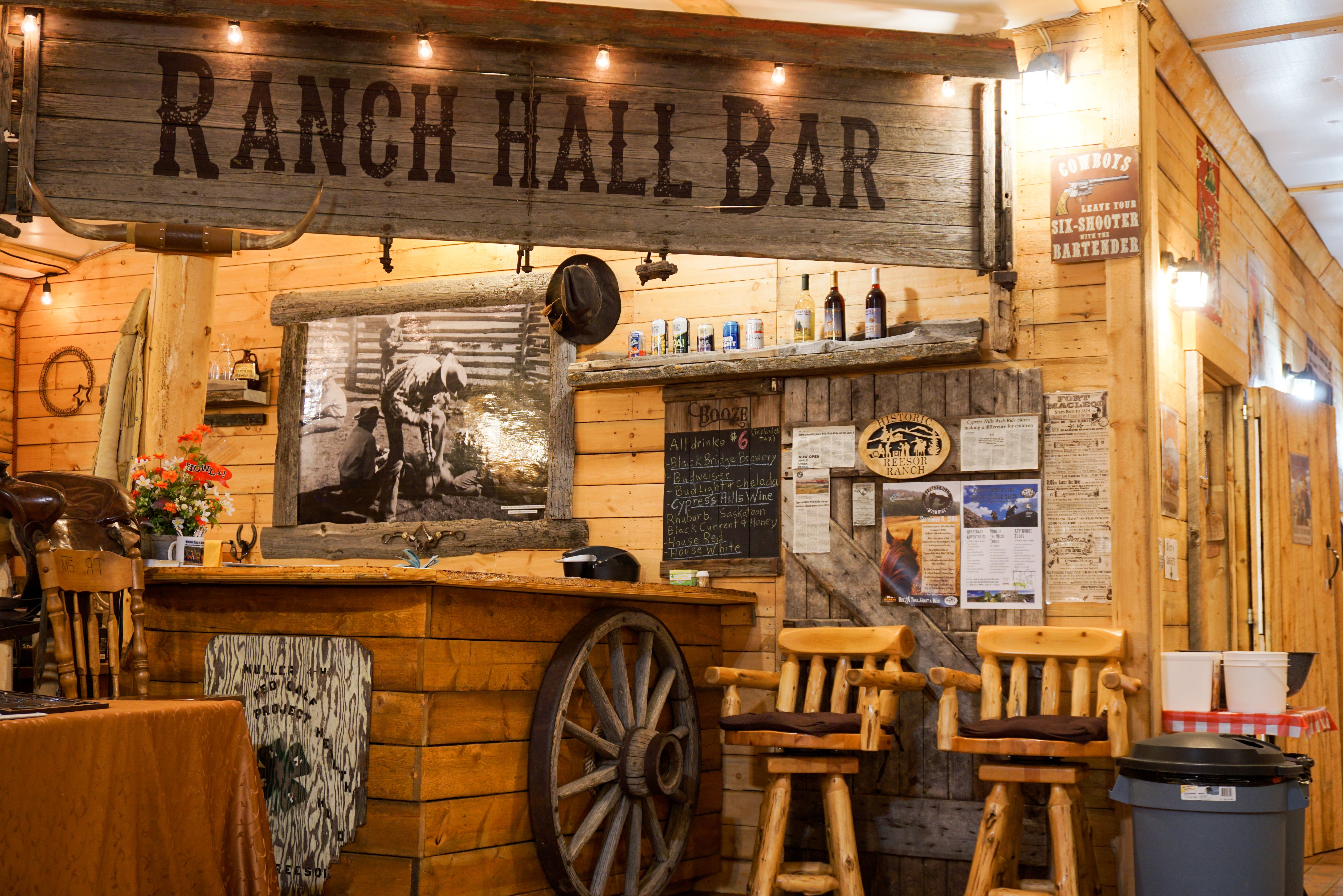 Die Ranch Hall Bar der Historic Reesor Ranch in Saskatchewan