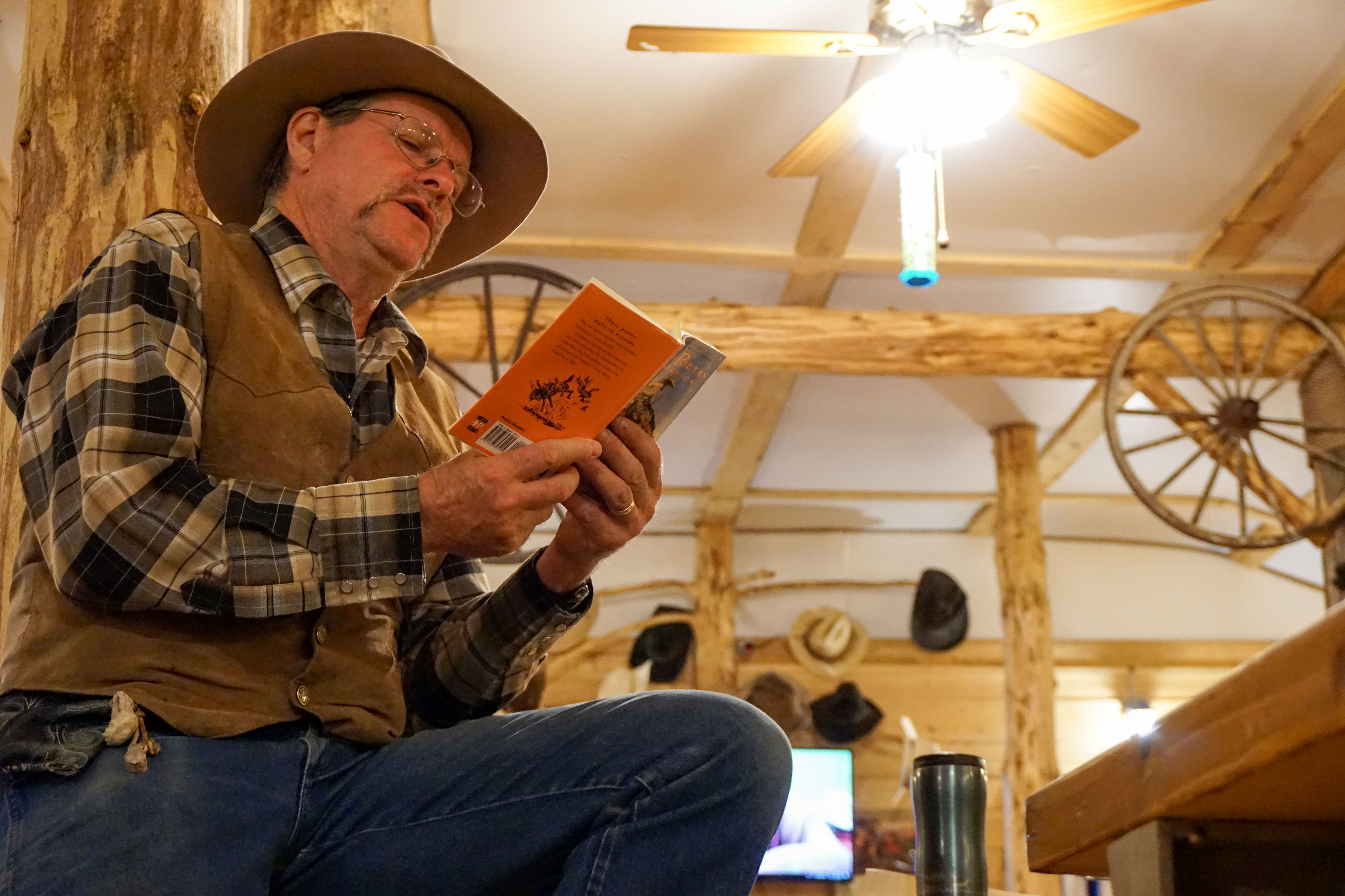 Ein Cowboy in der Ranch Hall Bar der Historic Reesor Ranch in Saskatchewan