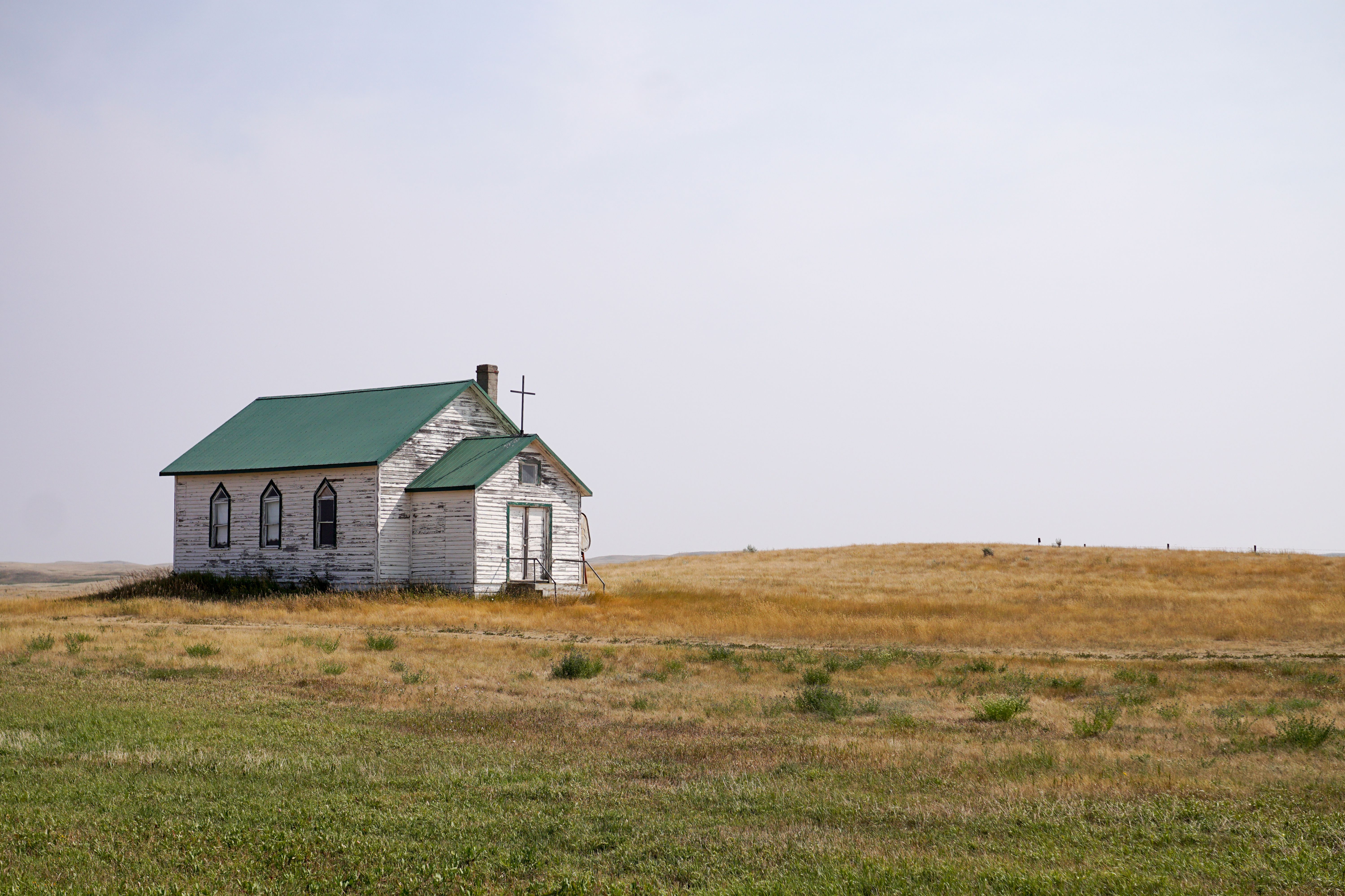 Eine kleine Kirche in der ebenen Landschaft von Saskatchewan