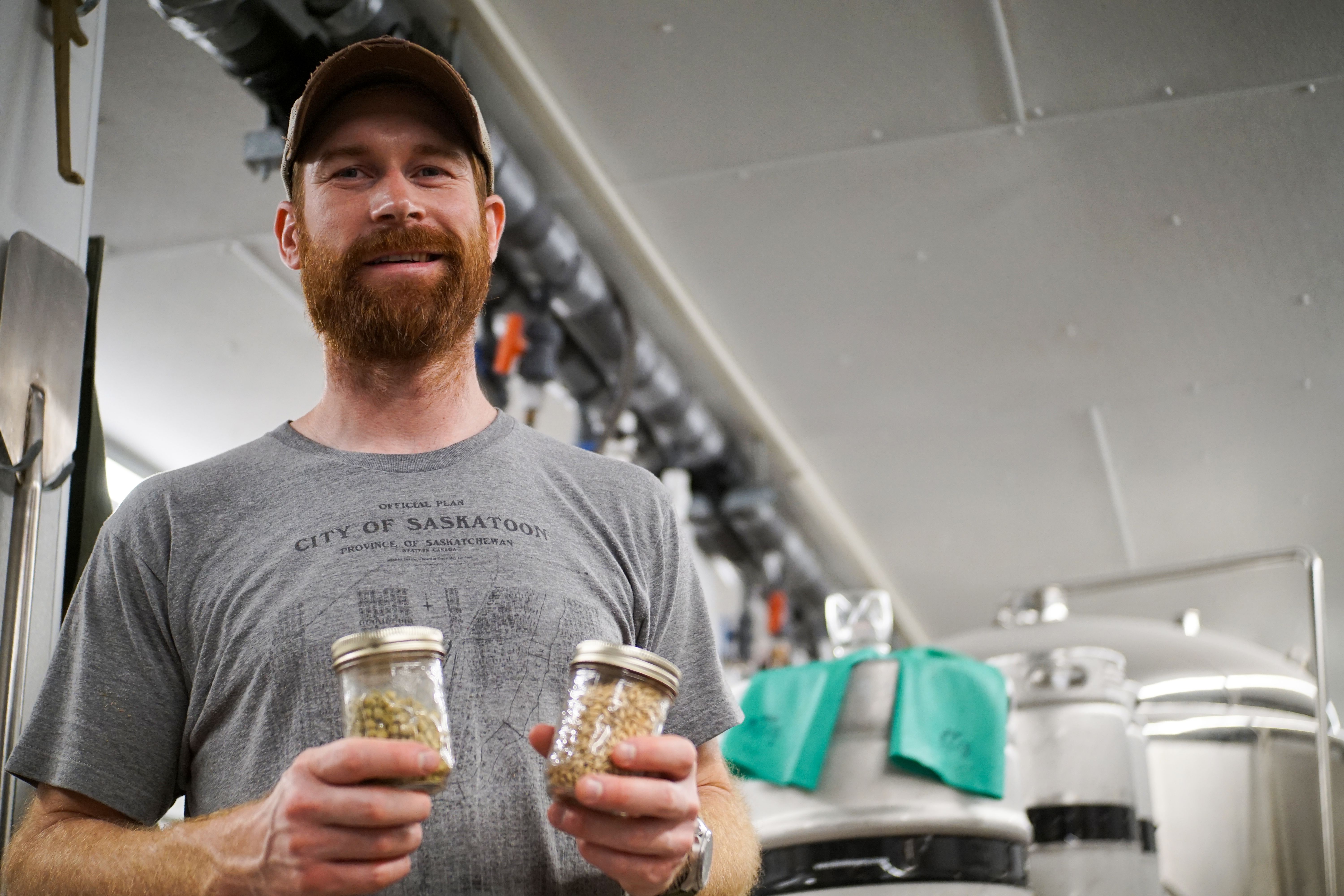 Der Guide einer gefÃ¼hrten Tour durch die 9 Mile Legacy Brewery in Saskatoon