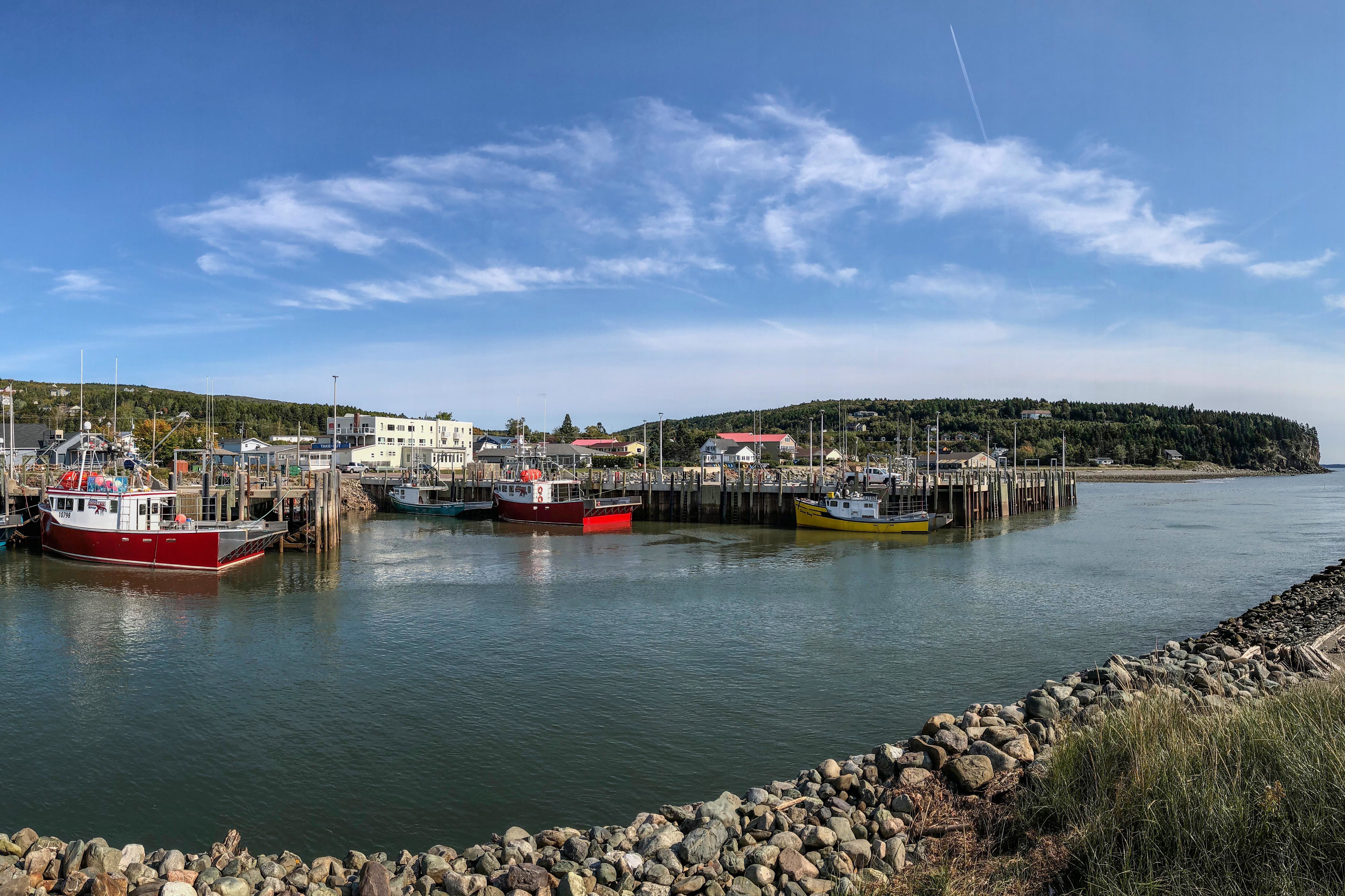 Der Hafen des kleinen Fischerdorfes Alma in der kanadischen Provinz New Brunswick