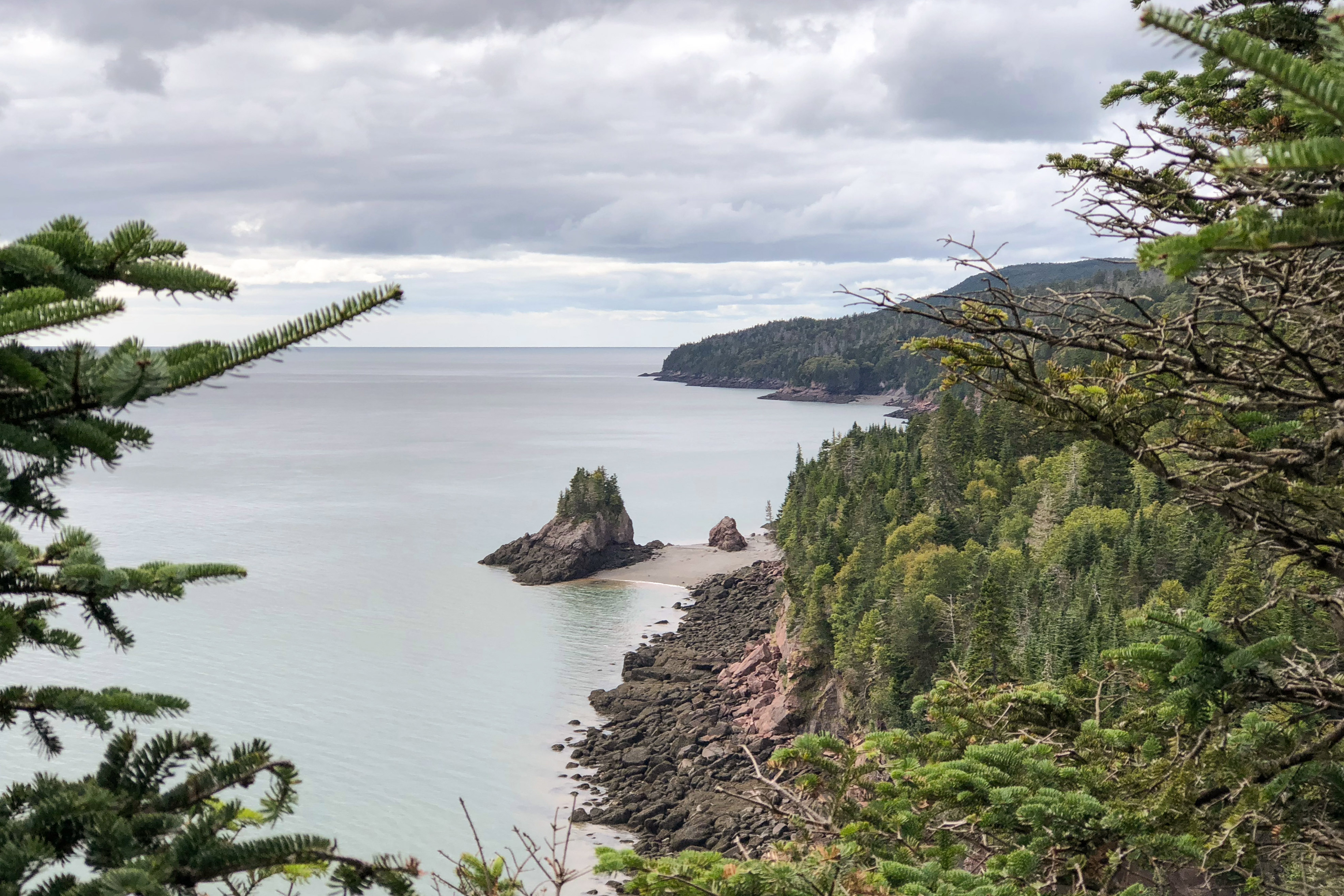 Ein Küstenabschnitt des Fundy-Nationalparks in der kanadischen Provinz New Brunswick
