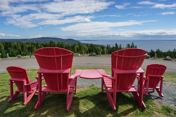 Adirondack Chairs an einen Aussichtspunkt des Fundy-Nationalparks in der kanadischen Provinz New Brunswick