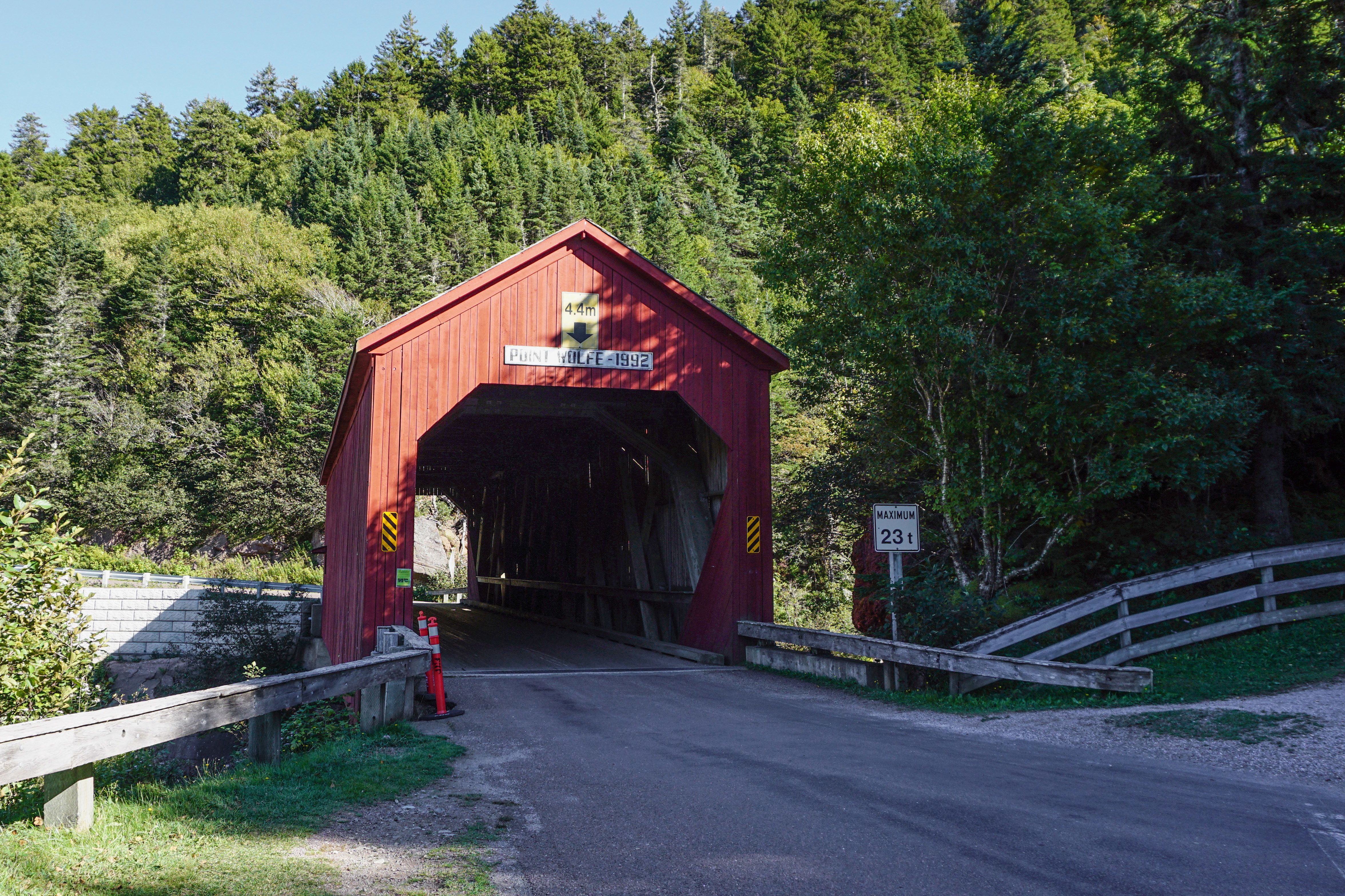 Eine überdachte Brücke im Fundy-Nationalpark in der kanadischen Provinz New Brunswick