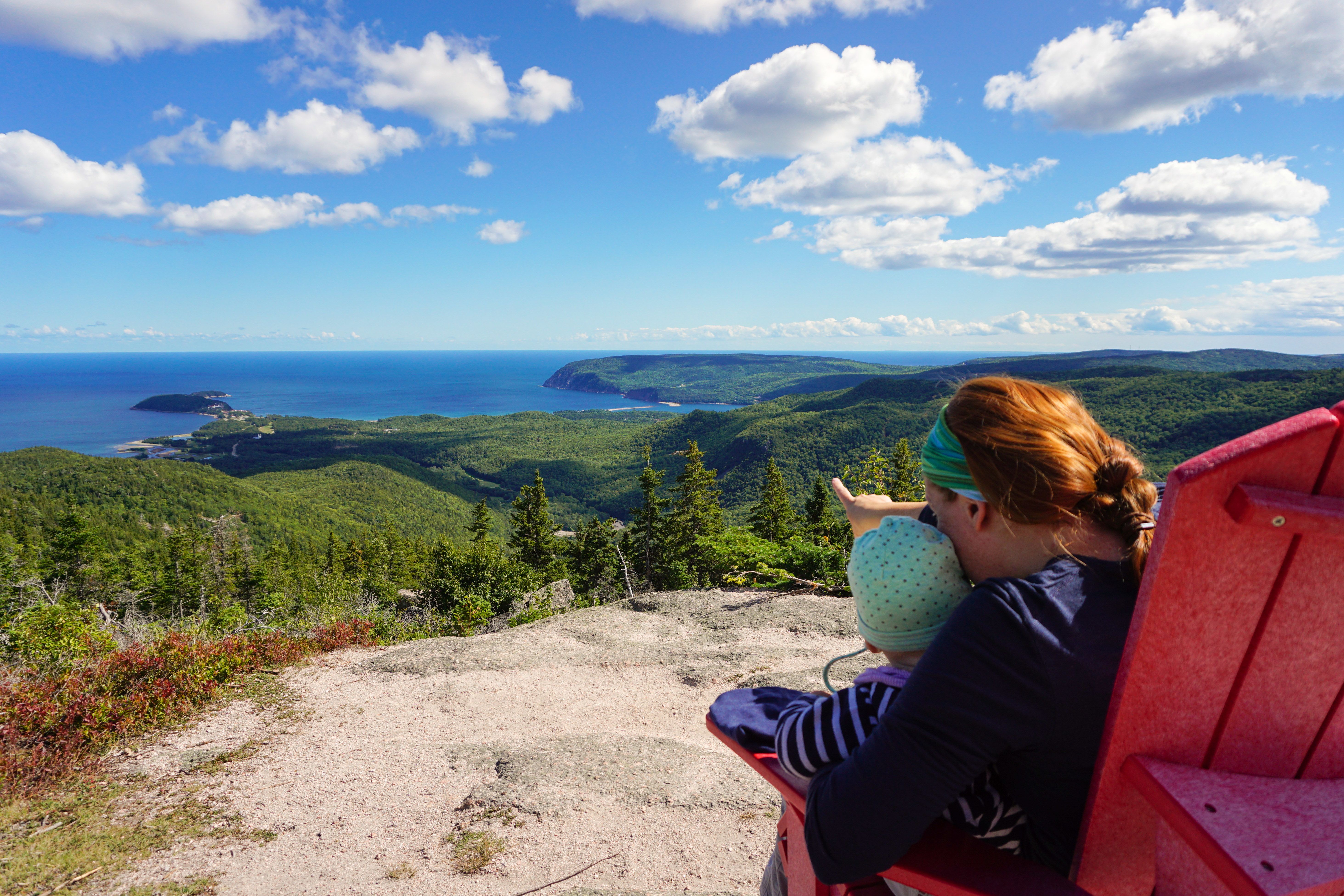 CANUSA Mitarbeiterin Odette Schiller und ihr Kind genießen den Ausblick über die Cape Breton Highlands