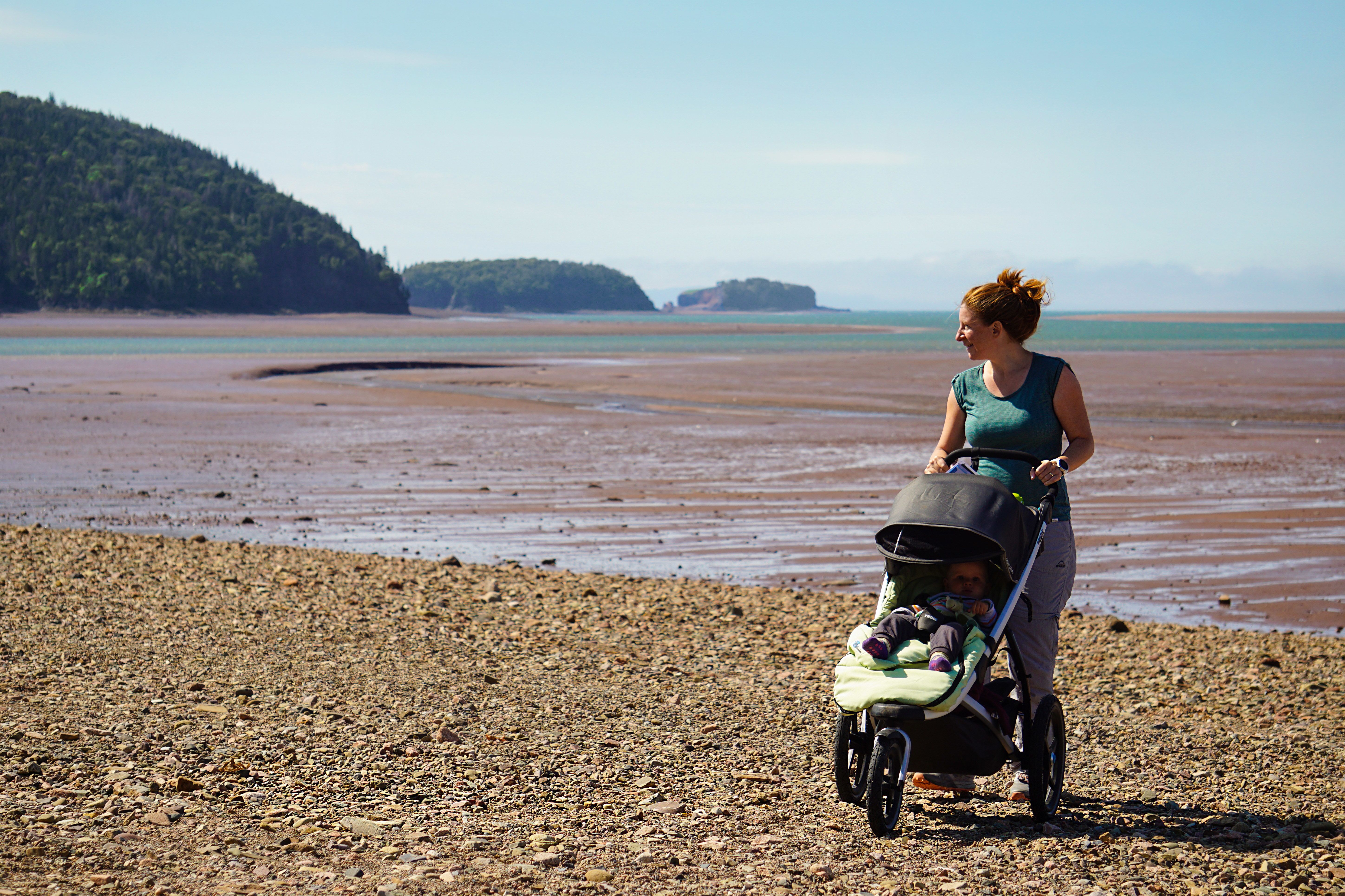 CANUSA Mitarbeiterin Odette Schiller mit ihrem Kind am Stand des Five Islands Provincial Parks