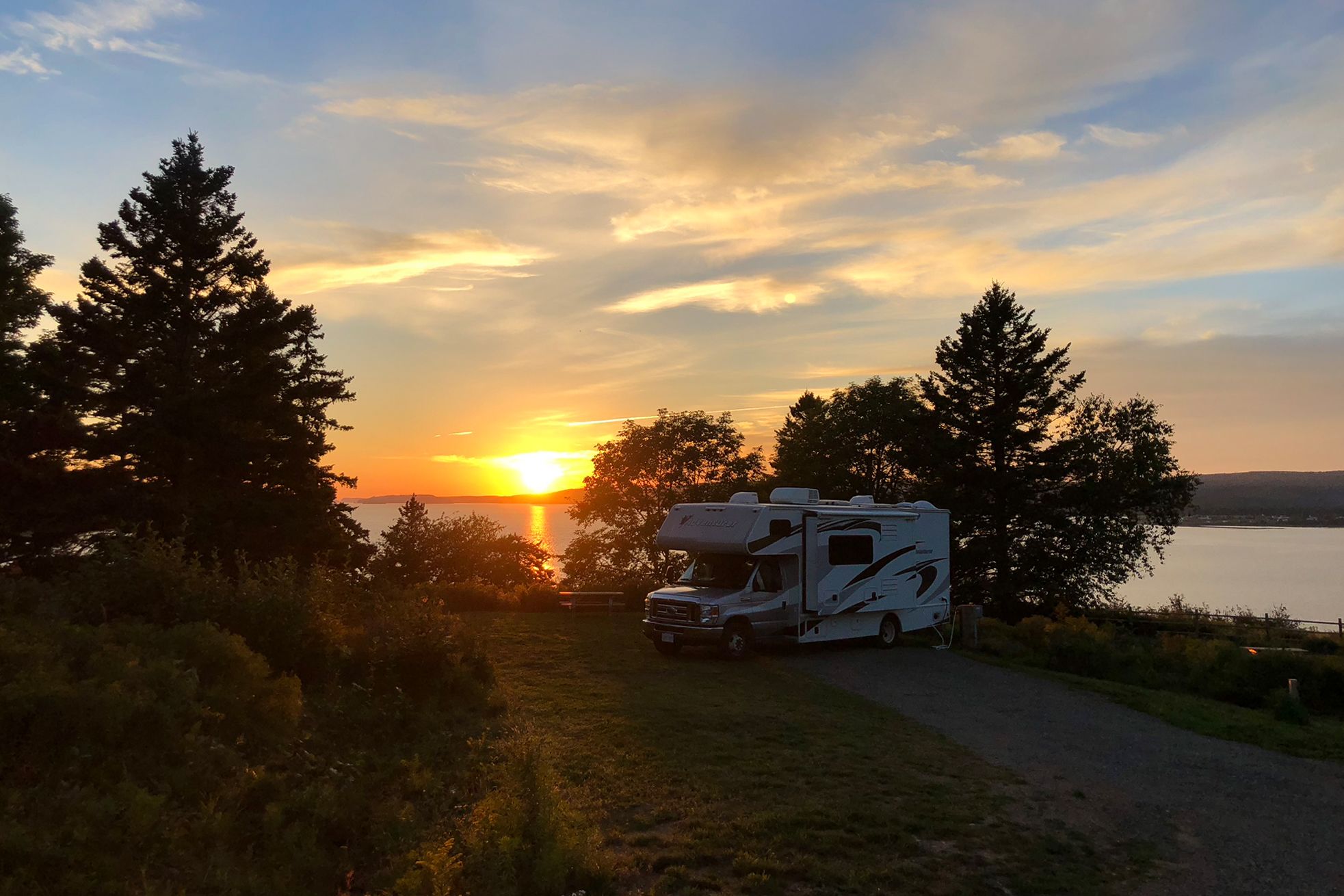 Mit dem Camper den Sonnenuntergang an der Bay of Fundy genießen