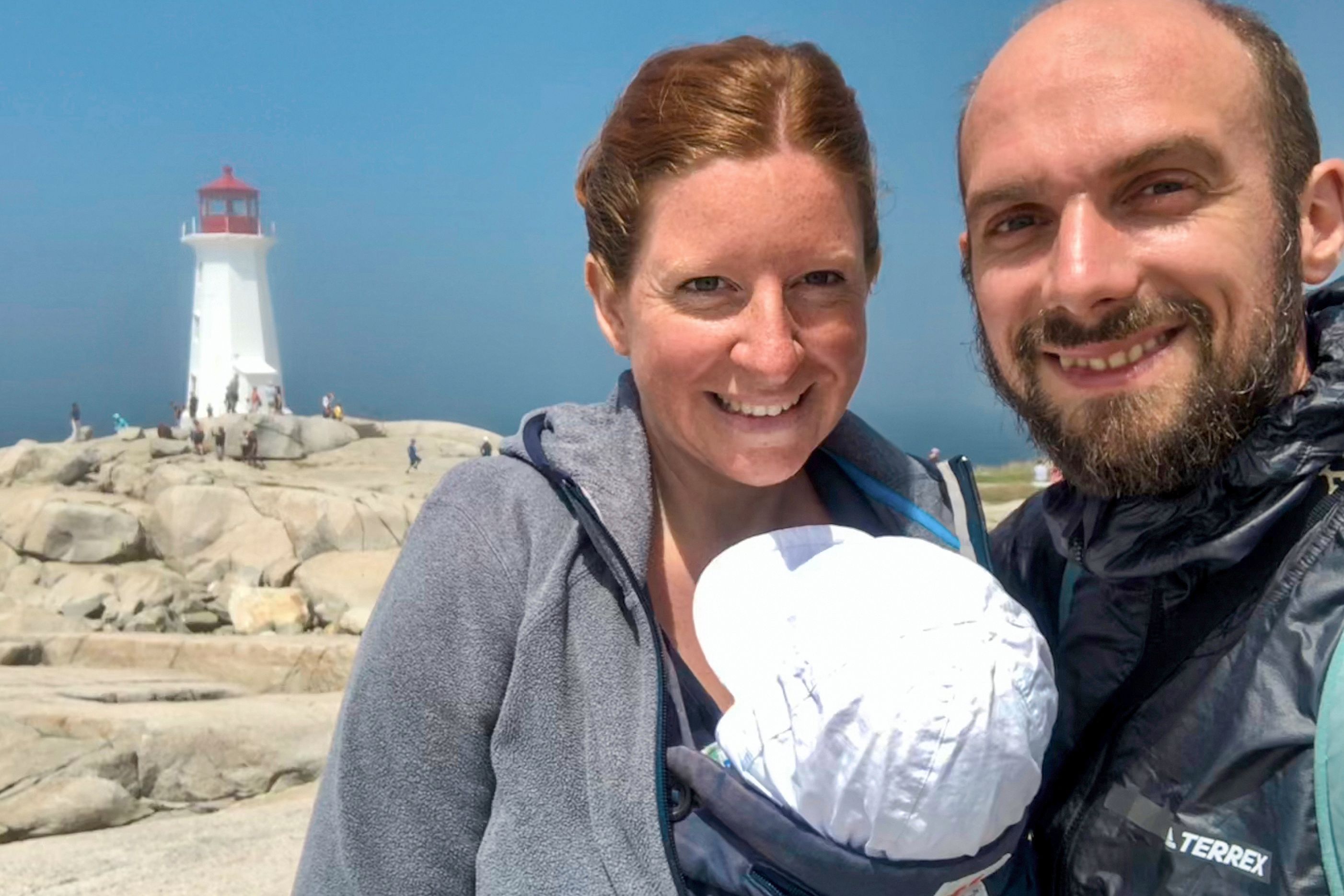 CANUSA Mitarbeiterin Odette Schiller mit ihrer Familie vor dem Leuchtturm Peggy's Point