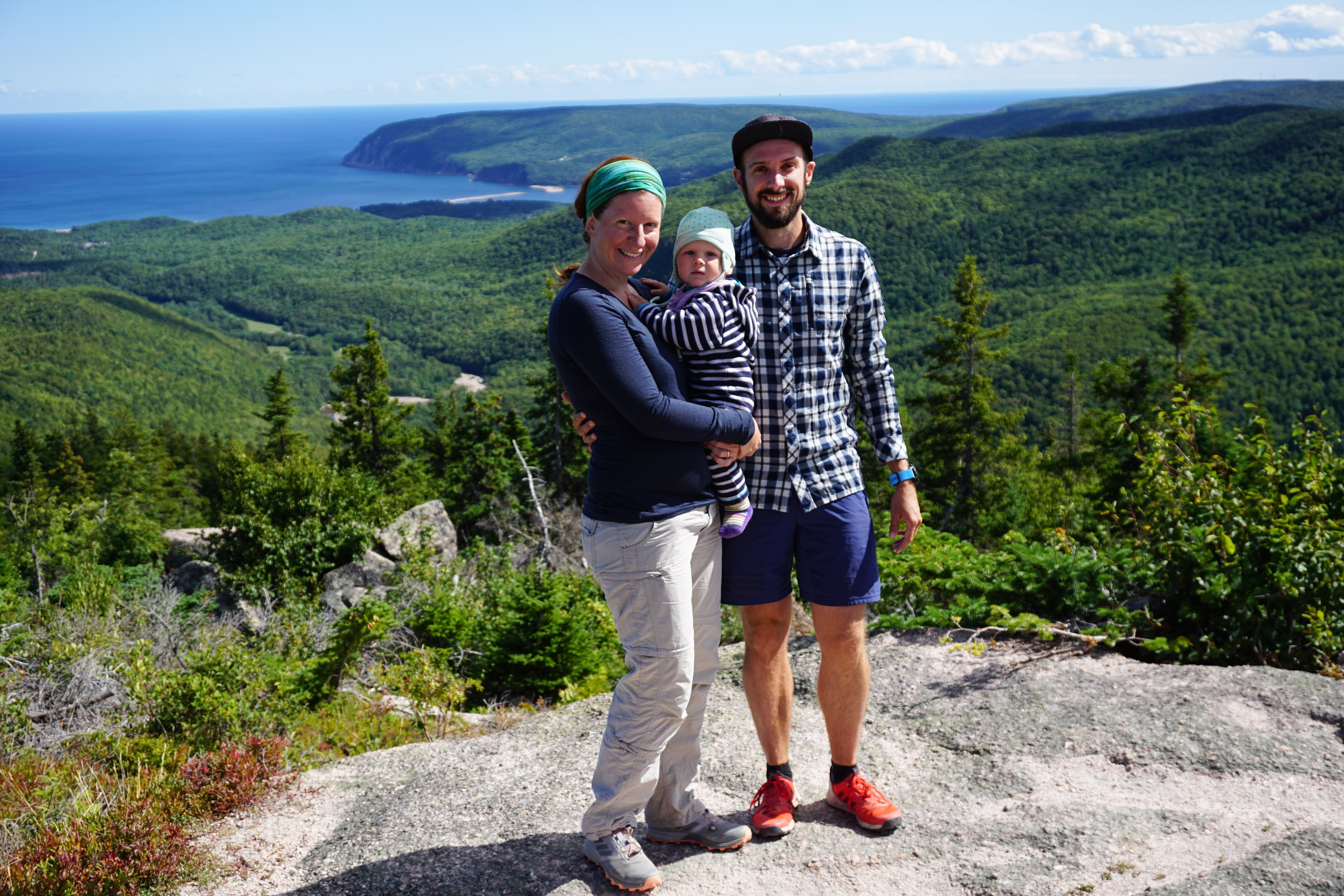 CANUSA Mitarbeiterin Odette Schiller und ihre Familie über den Weiten der Cape Breton Highlands