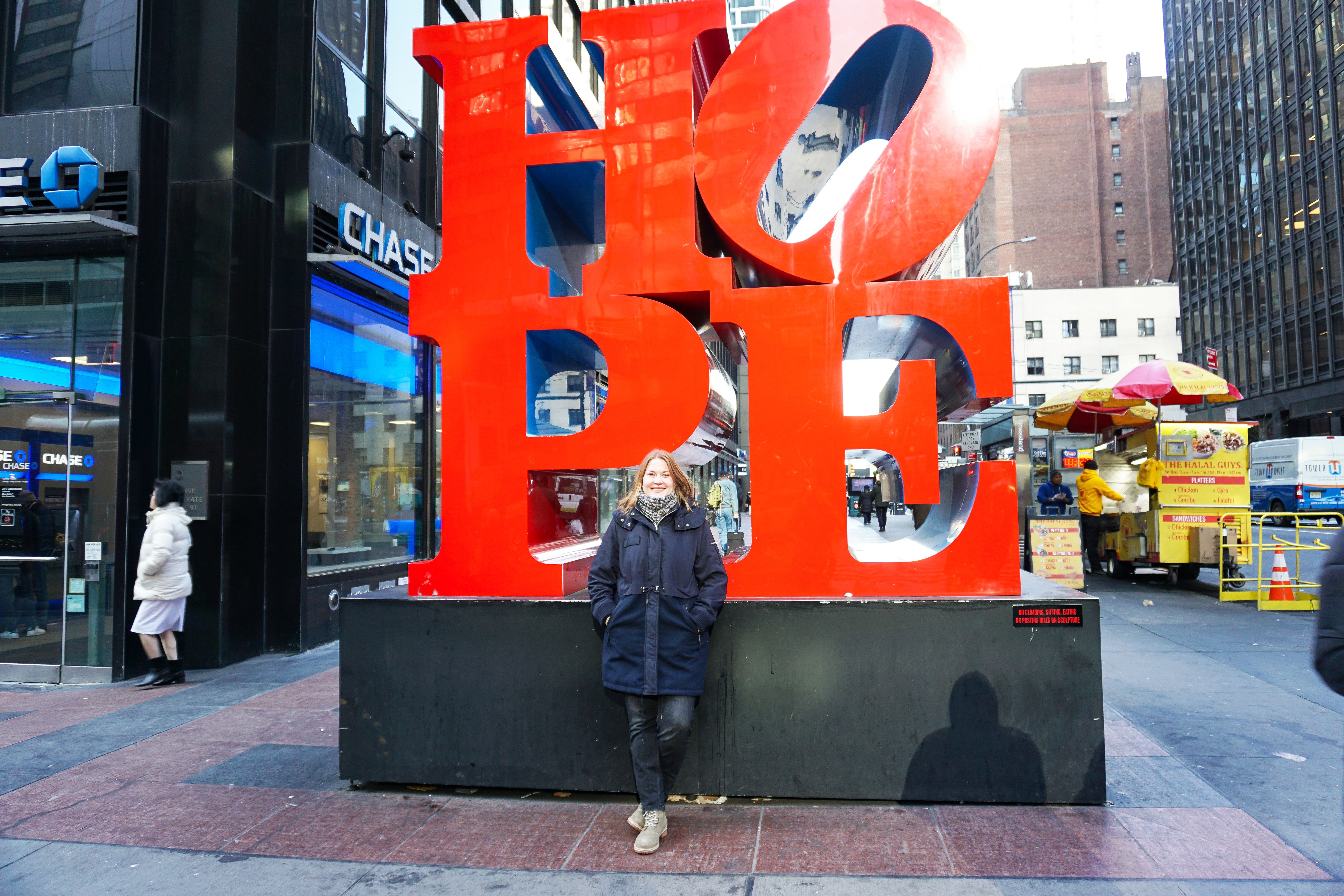 CANUSA Mitarbeiterin Sabrina Karavla vor der Hope Sculpture in midtown Manhattan in New York City