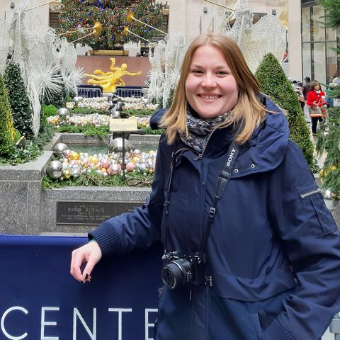 CANUSA Mitarbeiterin Sabrina Karavla vor dem Rockefeller Center in New York City