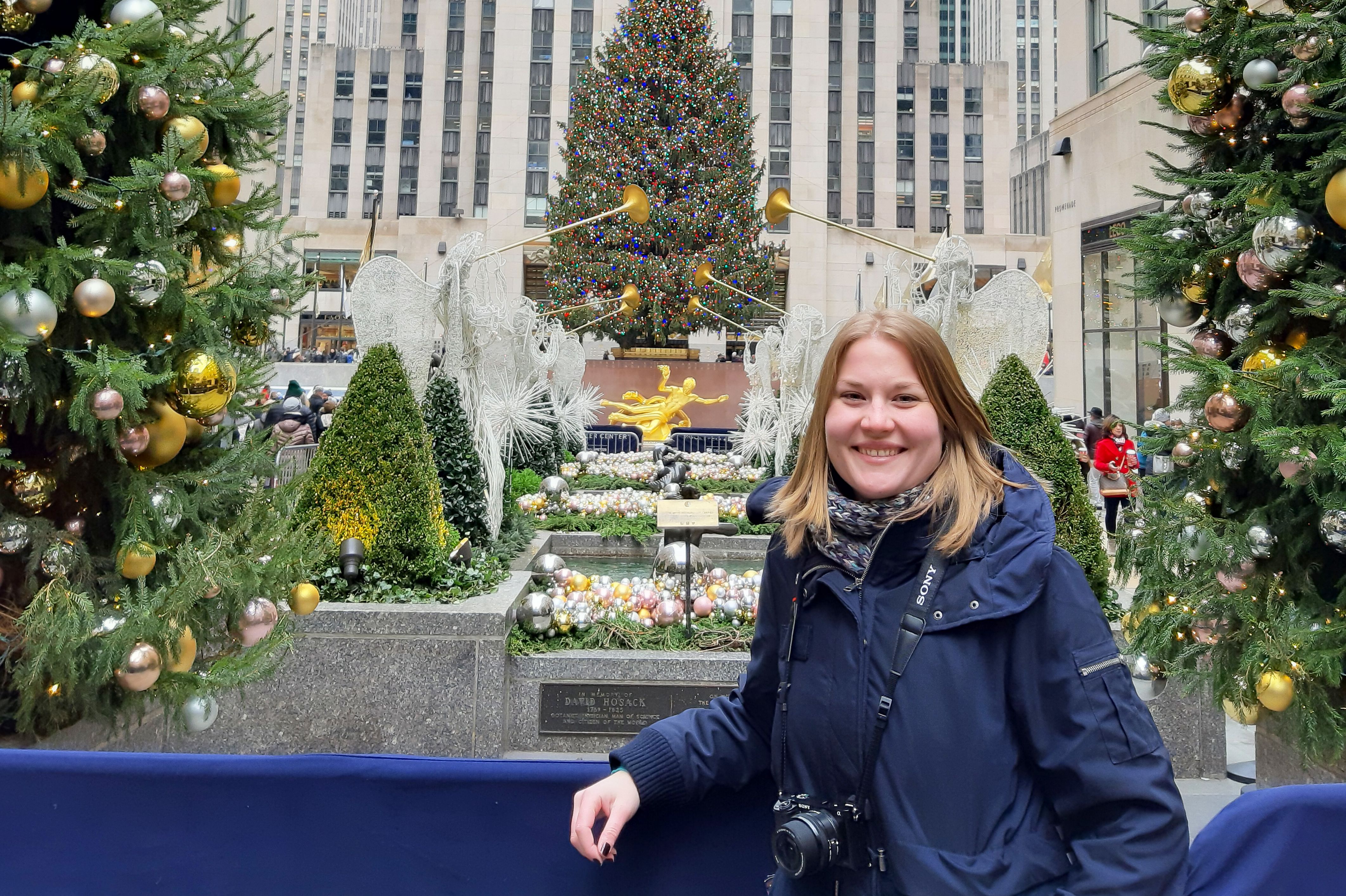 CANUSA Mitarbeiterin Sabrina Karavla vor dem Rockefeller Center in New York City