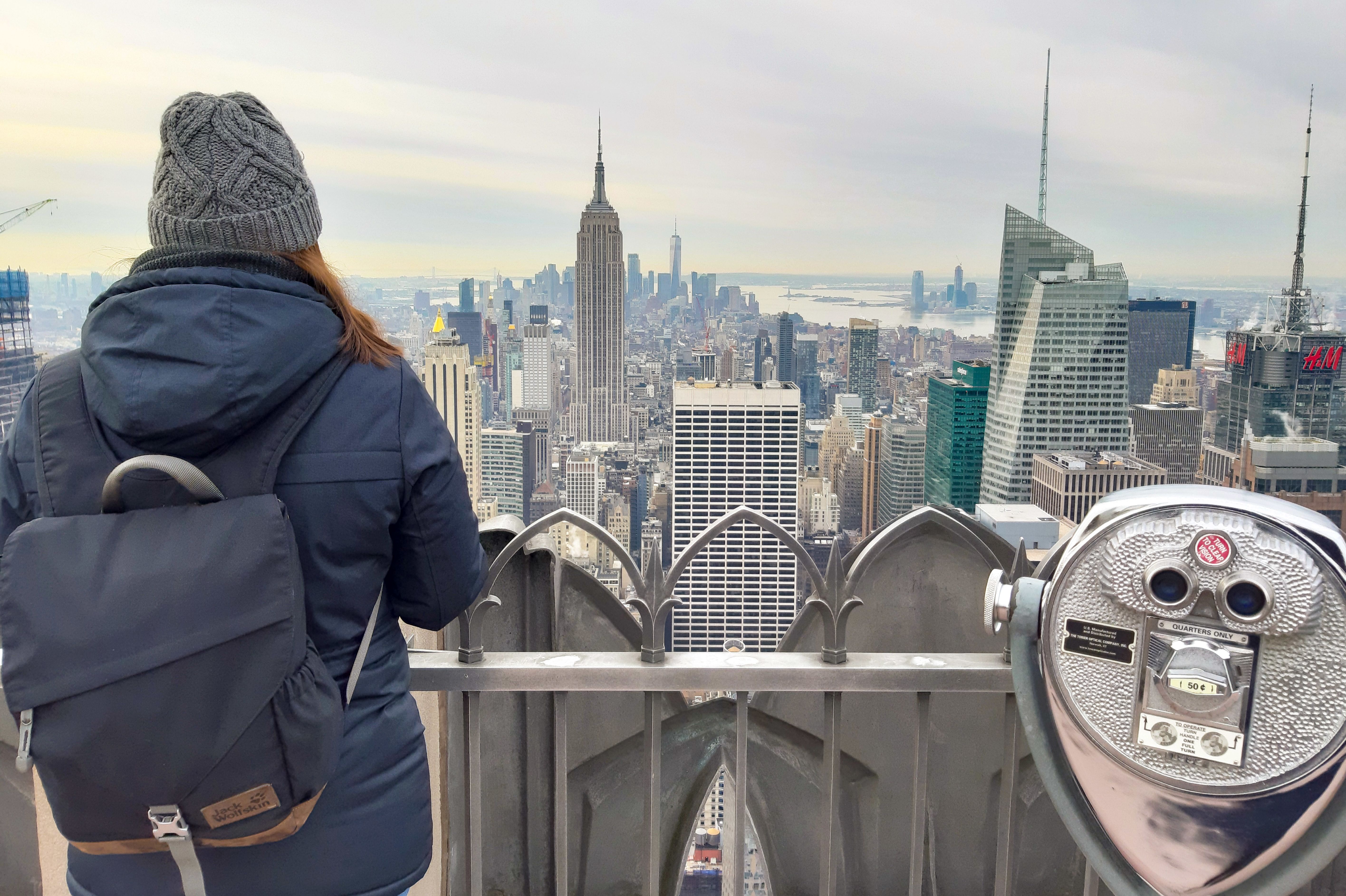 CANUSA Mitarbeiterin Saskia Burchard genieÃŸt den Ausblick von dem Top of the Rock des Rockefeller Centers in New York City