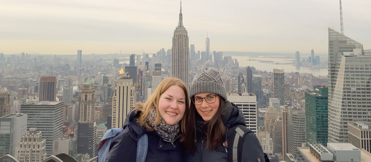 allgemein/storytelling/18-sabrina-karavla-saskia-burchard-new-york/saskia-burchard-und-sabrina-karavla-new-york-city-rockefeller-center-top-of-the-rock.cr4248x1858-0x2716