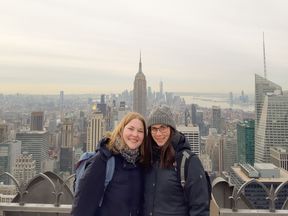 CANUSA Mitarbeiterinnen Sabrina Karavla und Saskia Burchard auf dem Top of the Rock des Rockefeller Centers in New York City