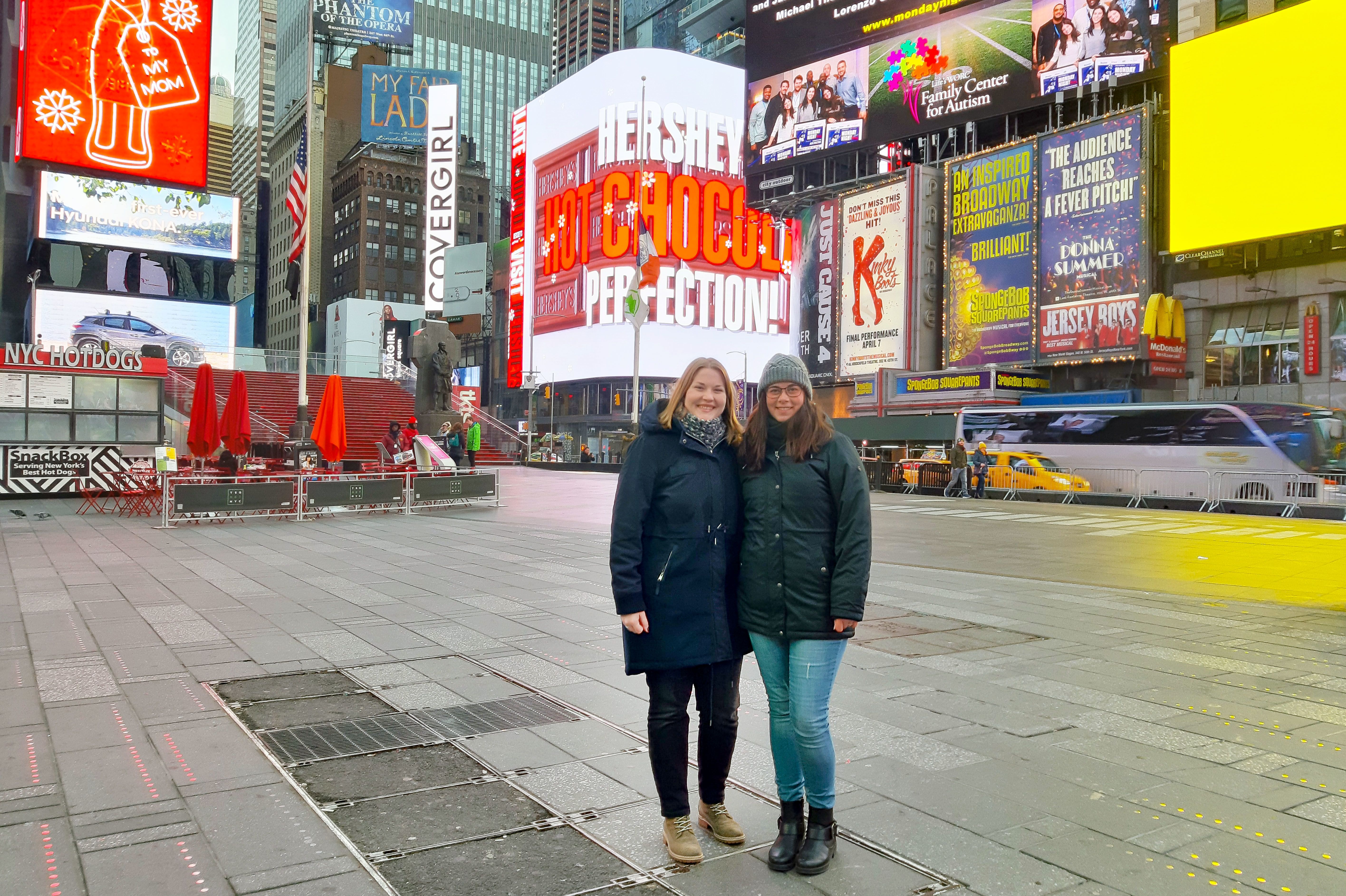 CANUSA Mitarbeiterinnen Sabrina Karavla und Saskia Burchard auf dem Times Square in new York City