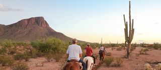 allgemein/storytelling/18-womo-fam-arizona/ausritt-in-sonnenuntergang-white-stallion-ranch-tucson-arizona-01.cr6000x2630-0x312