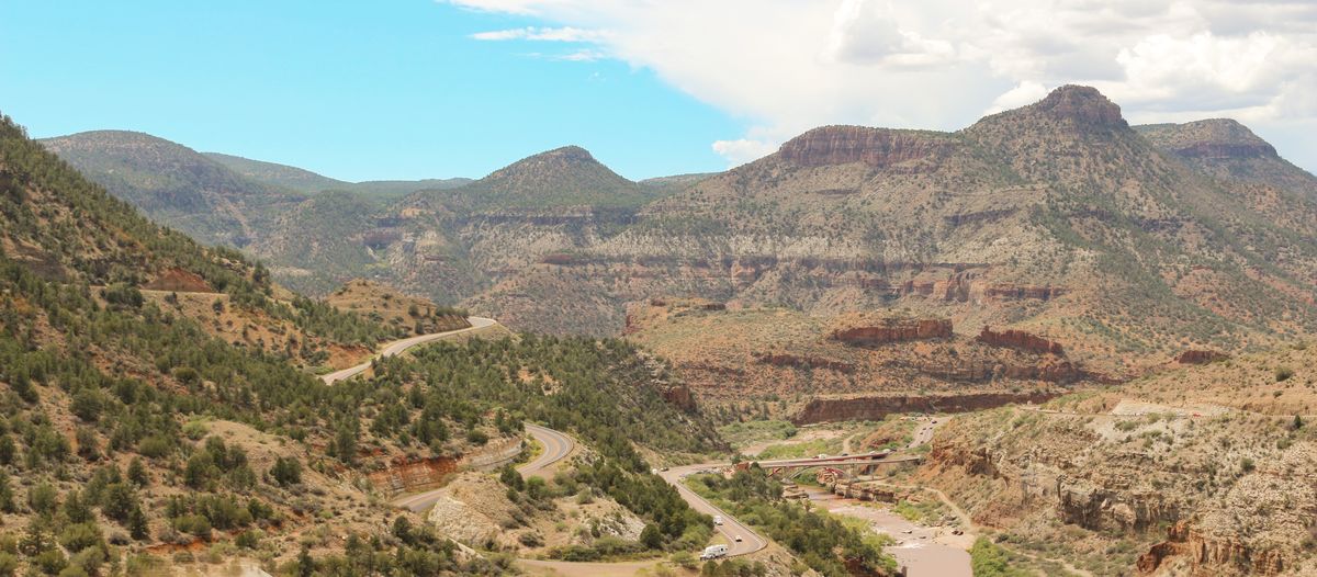 allgemein/storytelling/18-womo-fam-arizona/az-77-durch-den-salt-river-canyon.cr5184x2272-0x954