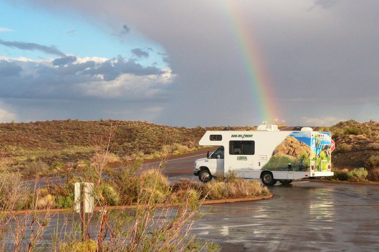 Regenbogen Ã¼ber dem C25 Wohnmobil von Cruise America im Petrified Forest National Park