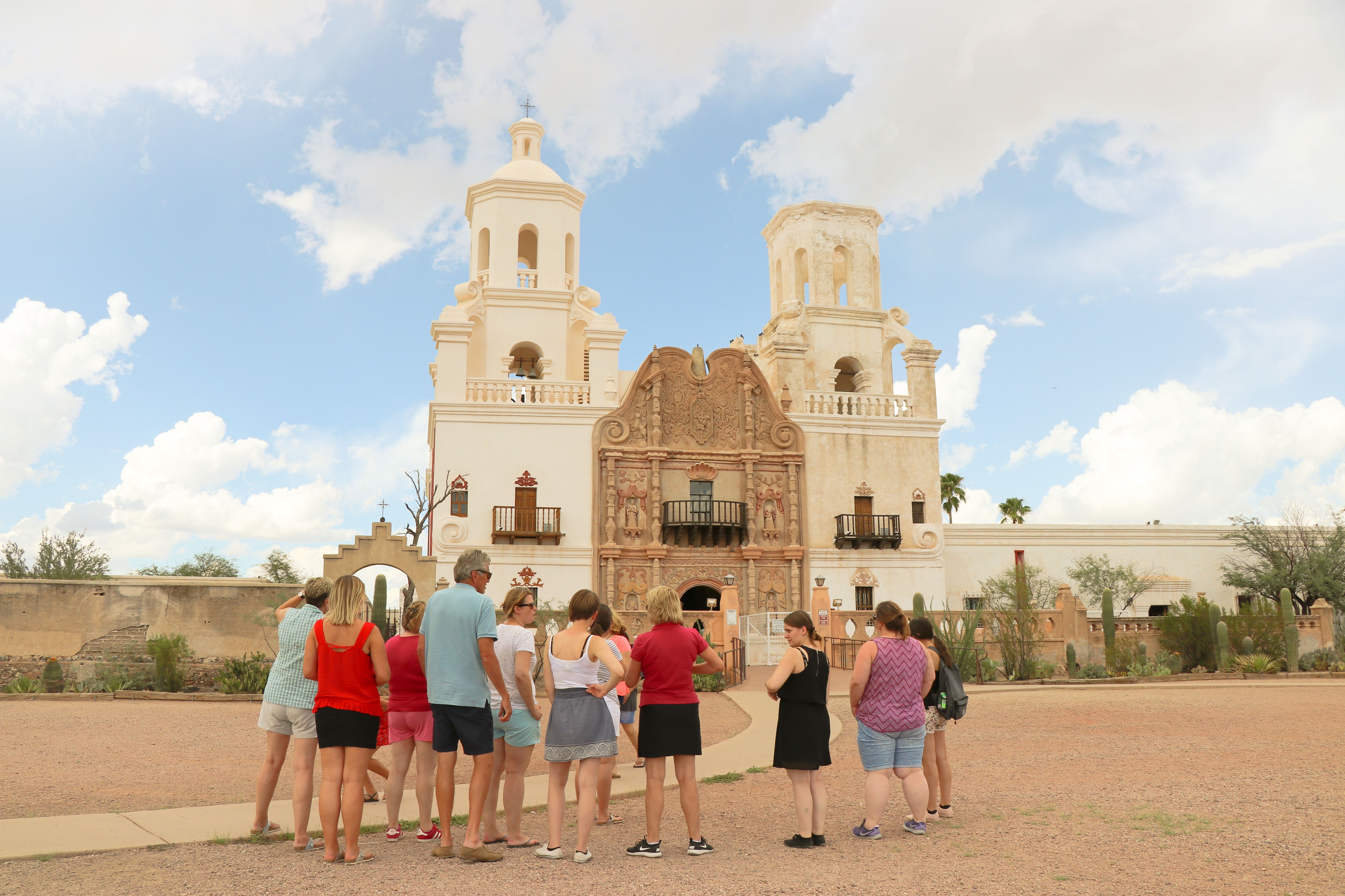 Die Gruppe vor der Mission San Xavier del Bac Kirche in Tucson