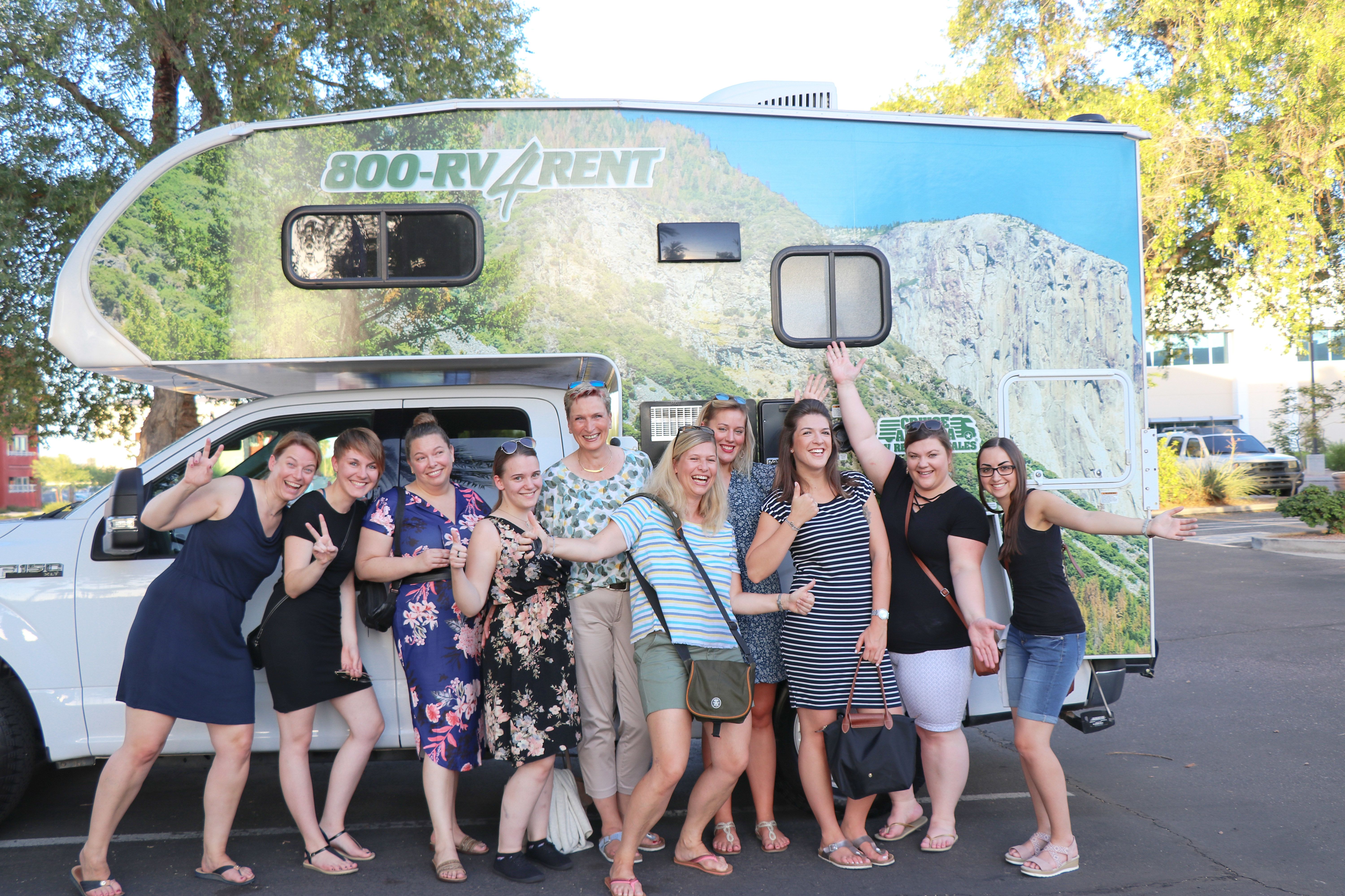 Die Gruppe vor einem Truck Camper von Cruise America