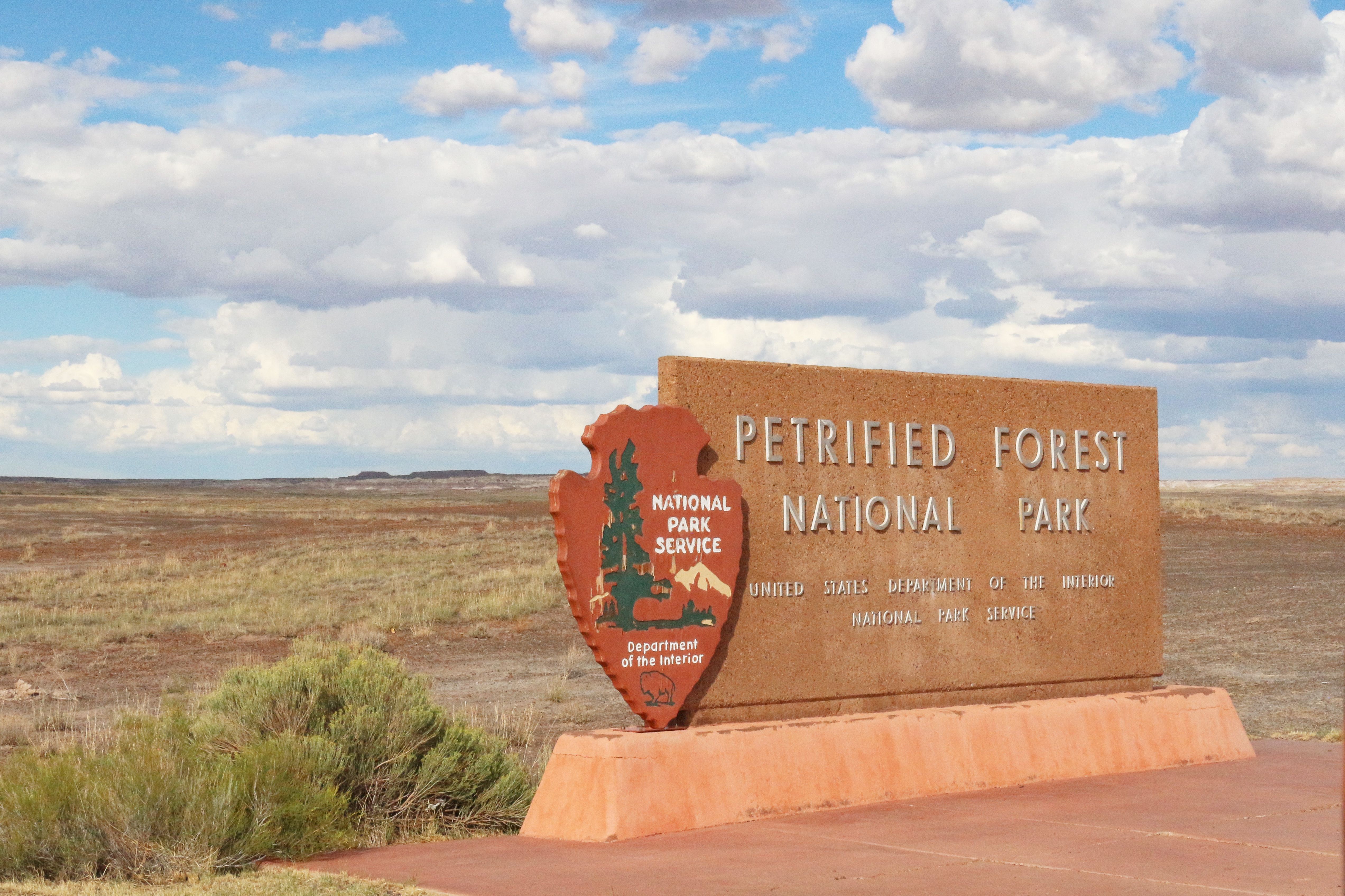 Das Eingangsschild des Petrified Forest National Parks